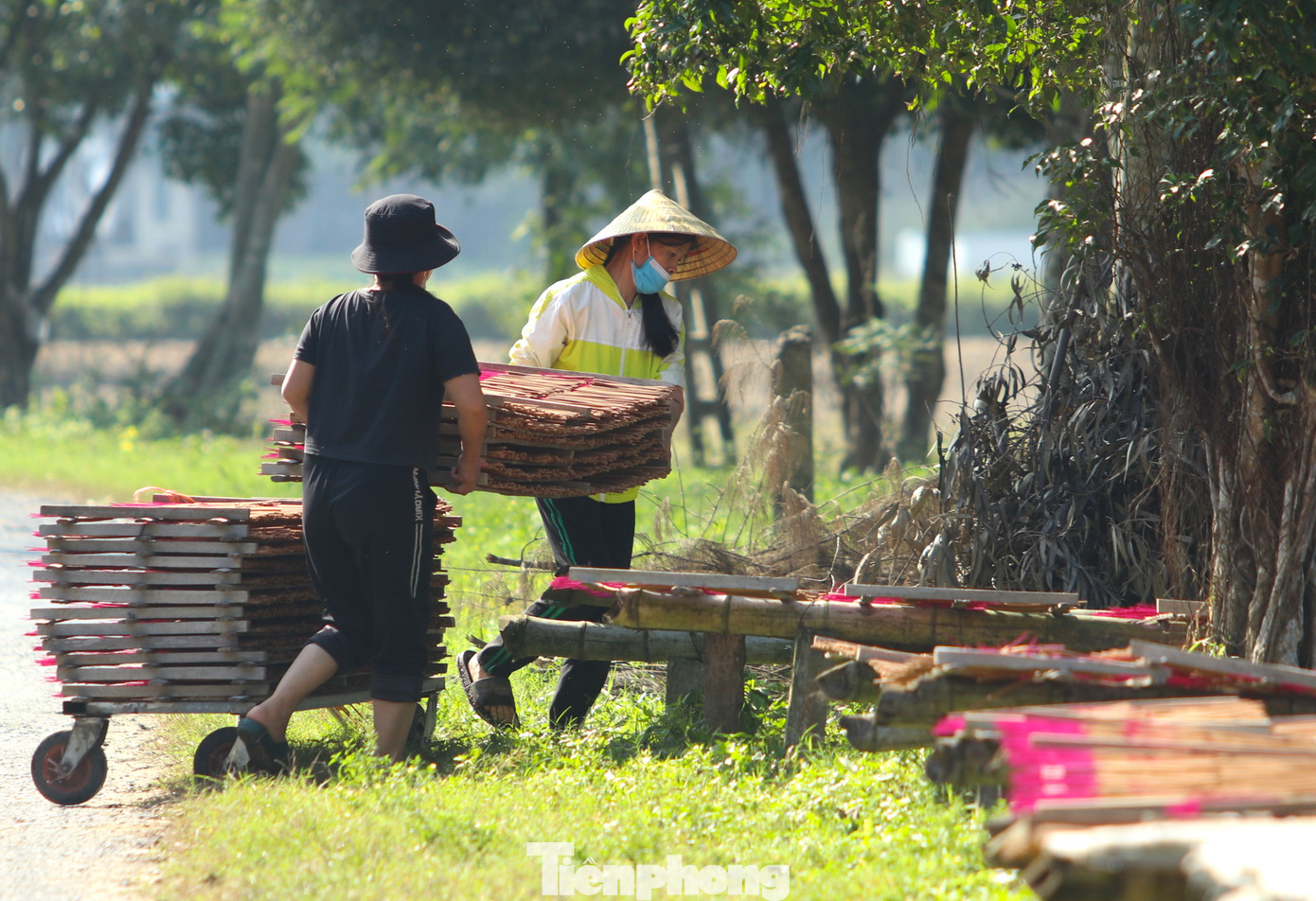 Hương sau khi làm xong sẽ được rải ra khay và đem phơi dưới ánh nắng mặt trời.