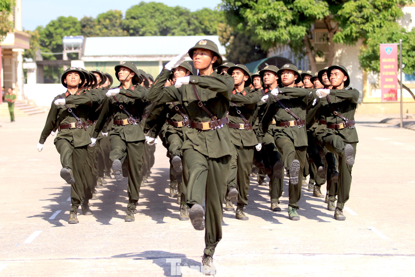 Các chiến sĩ thực hiện nghi thức duyệt binh.