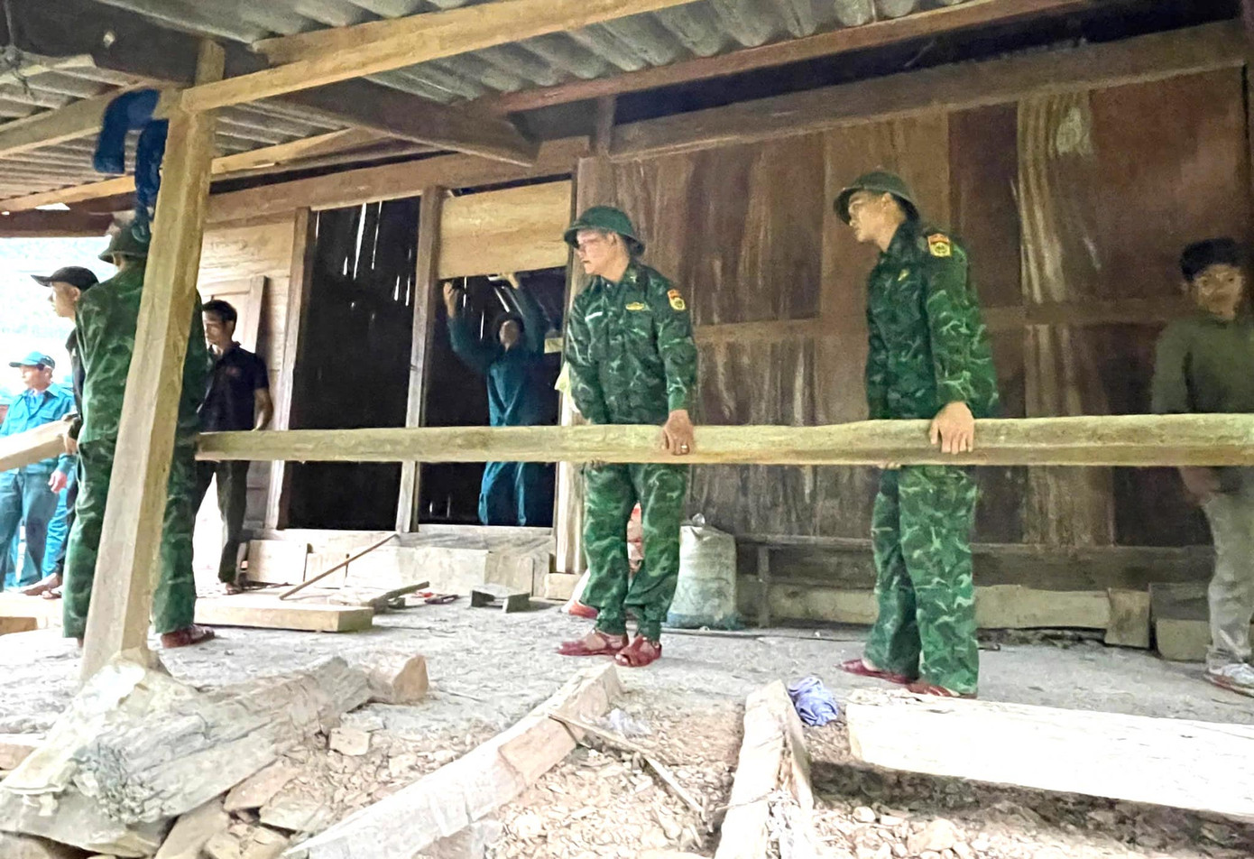 Nhận thấy vết nứt nguy hiểm và quả đồi có thể đổ sập xuống bất cứ lúc nào nên cơ quan chức năng đã phối hợp lực lượng biên phòng đóng trên địa bàn khẩn trương di dời 5 hộ dân sinh sống phía dưới đến nơi an toàn. Nhận thấy vết nứt nguy hiểm và quả đồi có thể đổ sập xuống bất cứ lúc nào nên cơ quan chức năng đã phối hợp lực lượng biên phòng đóng trên địa bàn khẩn trương di dời 5 hộ dân sinh sống phía dưới đến nơi an toàn.