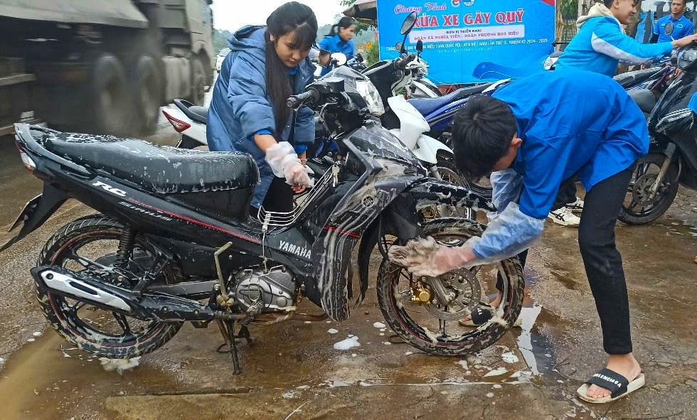 Cẩn thận rửa từng bộ phận xe để khi giao lại cho khách đảm bảo sạch, đẹp. Cẩn thận rửa từng bộ phận xe để khi giao lại cho khách đảm bảo sạch, đẹp.