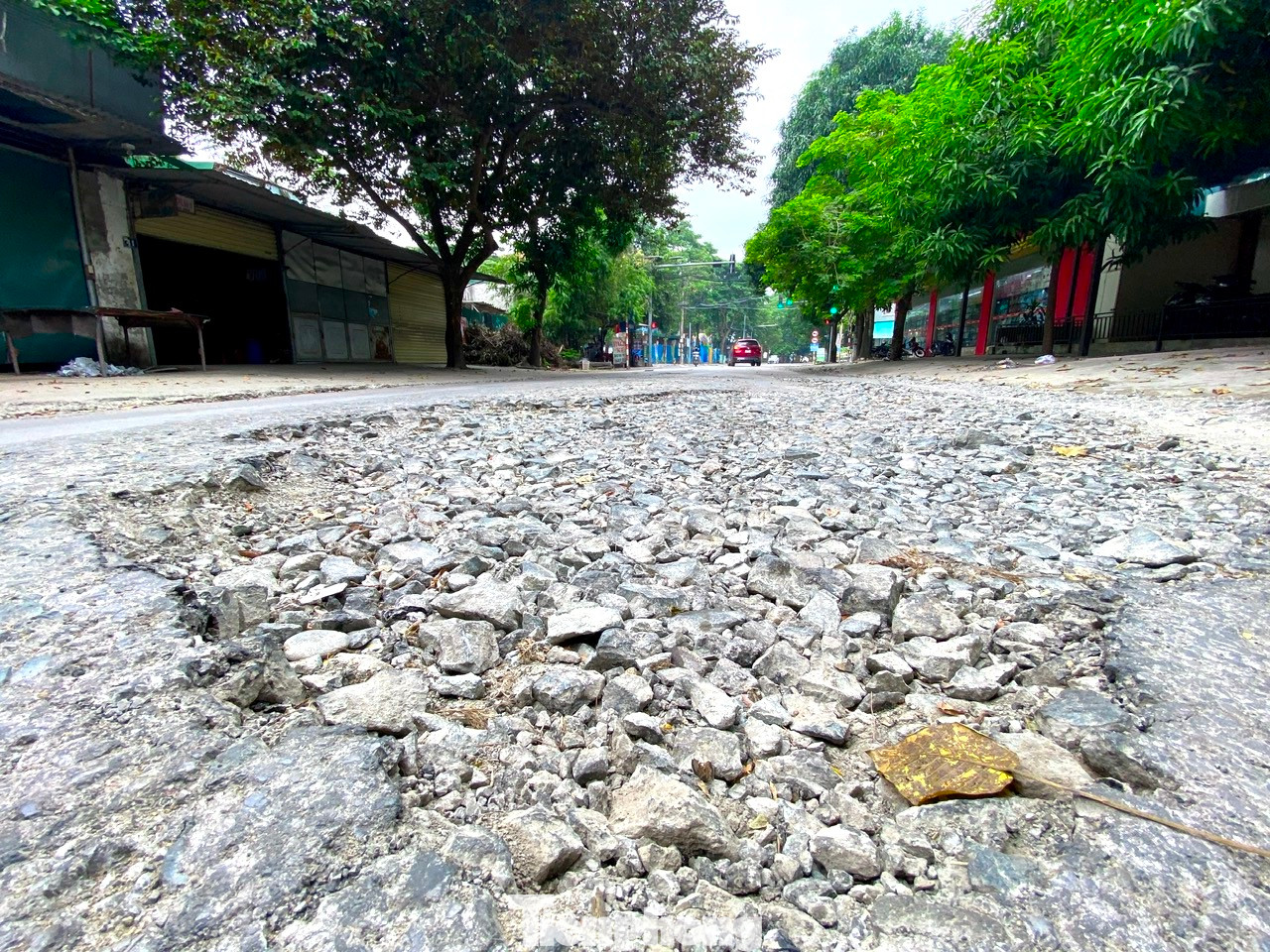 Mặt đường bị hỏng gần chiếm hết toàn bộ đường. Mặt đường bị hỏng gần chiếm hết toàn bộ đường.