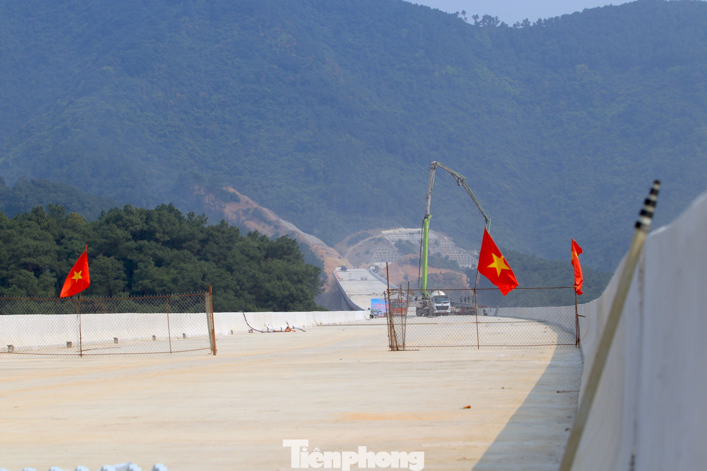 Hiện tại, toàn bộ các cây cầu đều đã được hợp long và đang được các đơn vị thi công hoàn thiện mặt cầu.