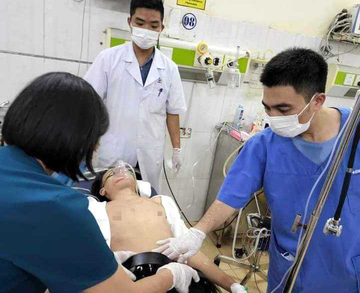 Nạn nhân Đặng Ngọc Tr. đang được các bác sỹ tích cực cấp cứu. Nạn nhân Đặng Ngọc Tr. đang được các bác sỹ tích cực cấp cứu.
