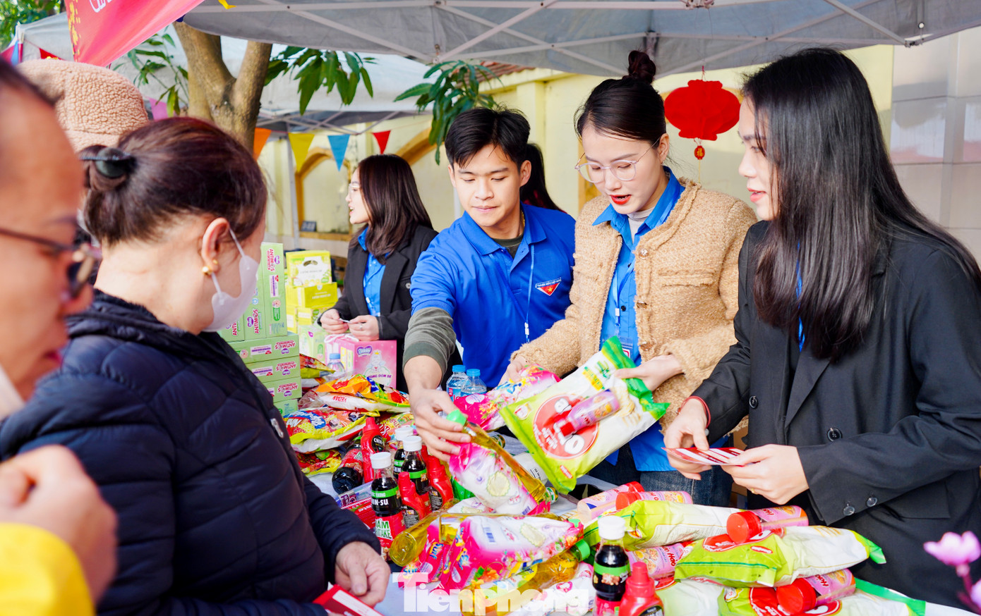 Những suất cơm, những gói bánh, kẹo được trao đến các bệnh nhi đang điều trị tại bệnh viện.