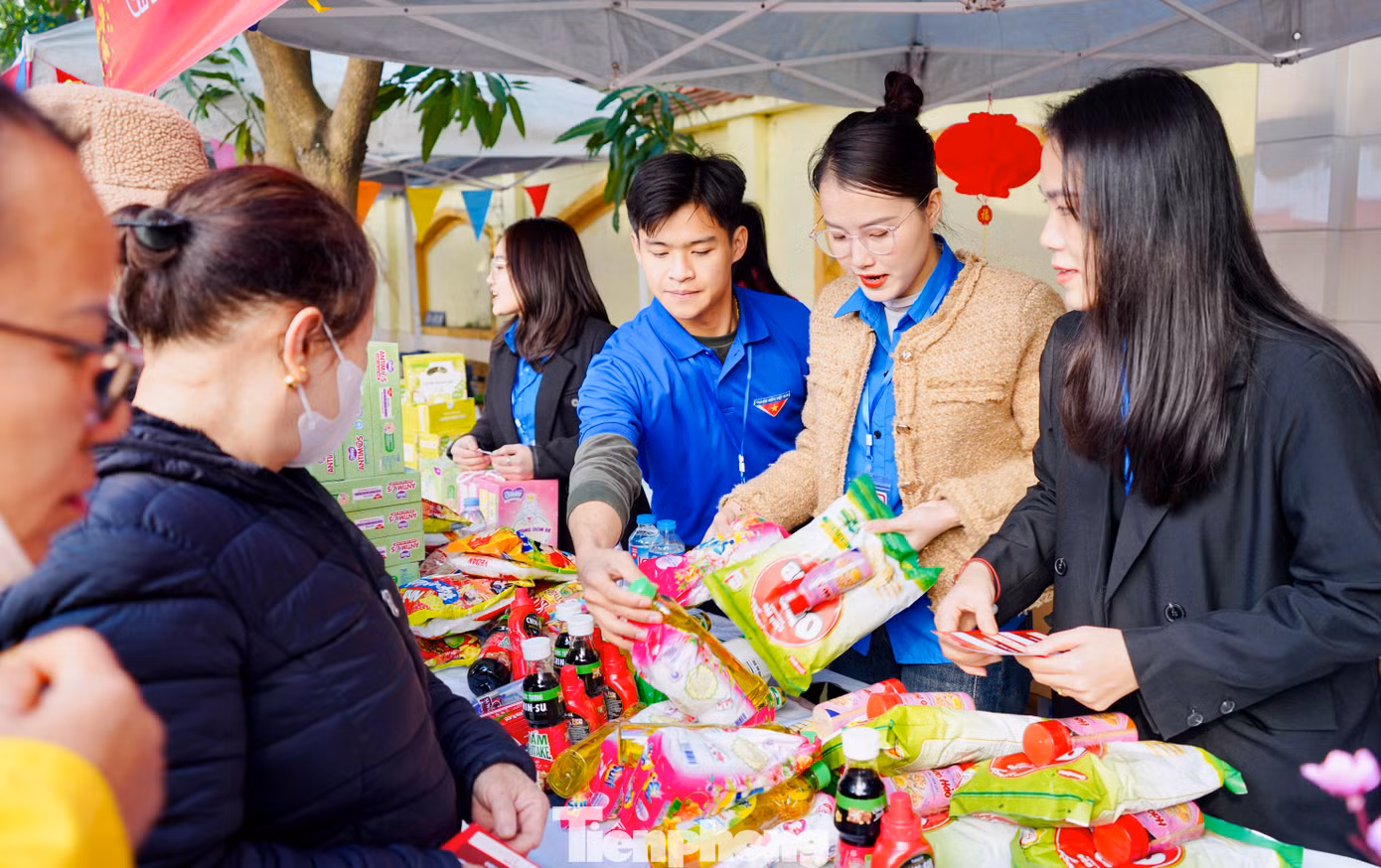 Những suất cơm, những gói bánh, kẹo được trao đến các bệnh nhi đang điều trị tại bệnh viện. Những suất cơm, những gói bánh, kẹo được trao đến các bệnh nhi đang điều trị tại bệnh viện.