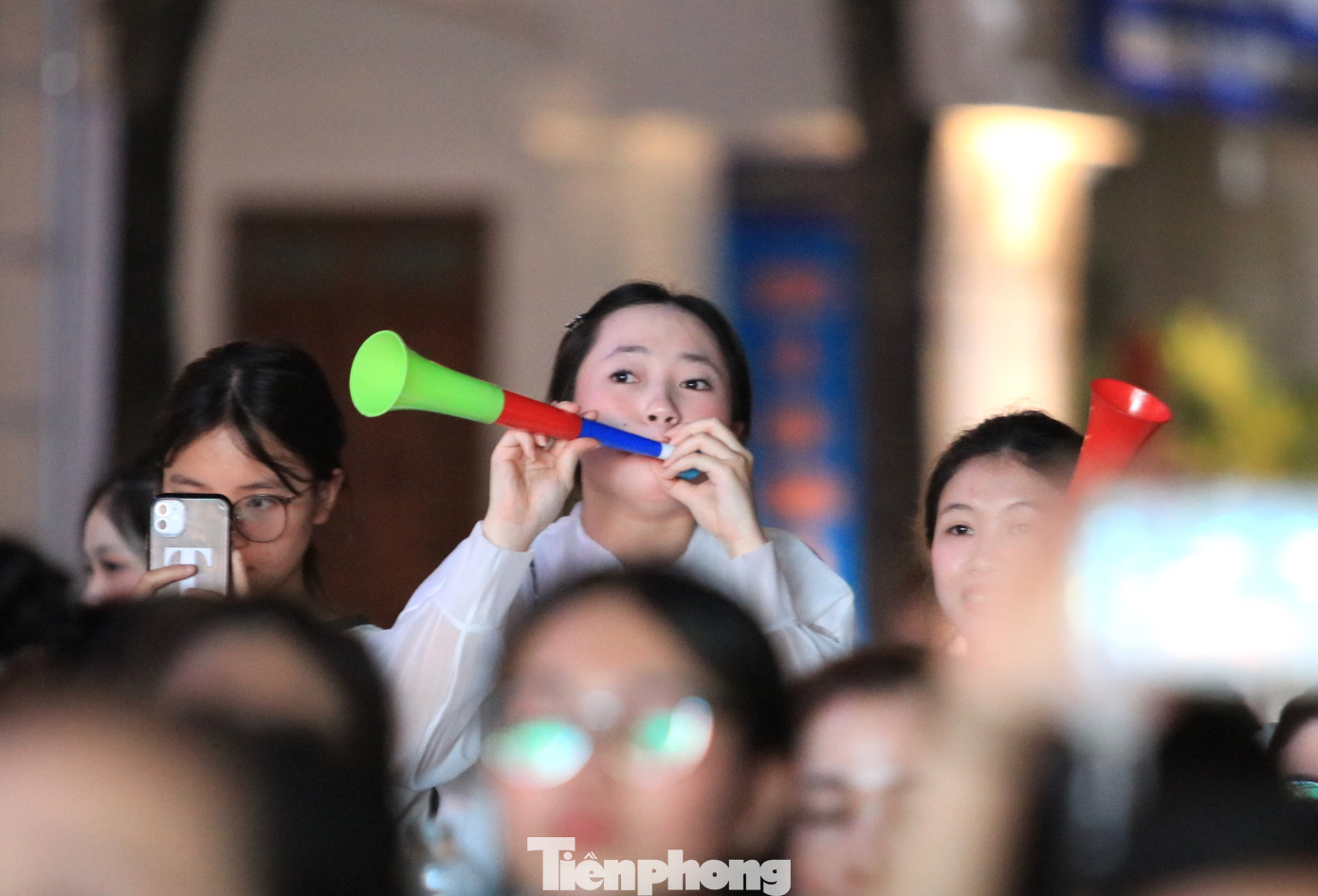 Phía dưới khán giả hò reo cổ vũ sôi nổi.