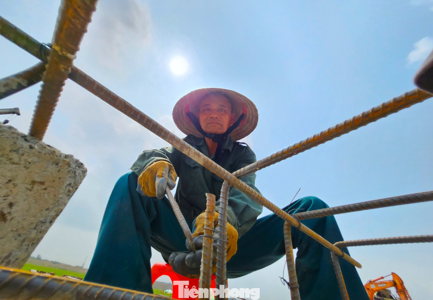 "Mấy hôm nay thời tiết ở Nghệ An nắng nóng quá nên làm vất vả. Nhưng anh em động viên nhau cùng cố gắng để kịp tiến độ. Nghĩ đến việc vài ngày nữa thông xe nên ai cũng vui vẻ làm việc", công nhân Cao Minh Lương (60 tuổi) vừa buộc thép để đổ bê tông vừa chia sẻ.