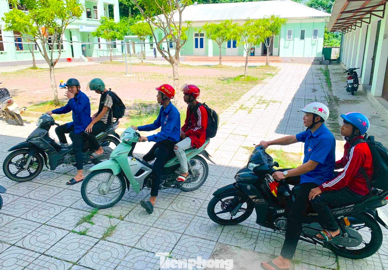 Những đội hình xe ôm tình nguyện đã hoạt động hỗ trợ các thí sinh đi lại thuận tiện hơn; hỗ trợ đưa, đón miễn phí cho thí sinh có hoàn cảnh đặc biệt, vùng sâu, vùng xa, thí sinh khuyết tật.