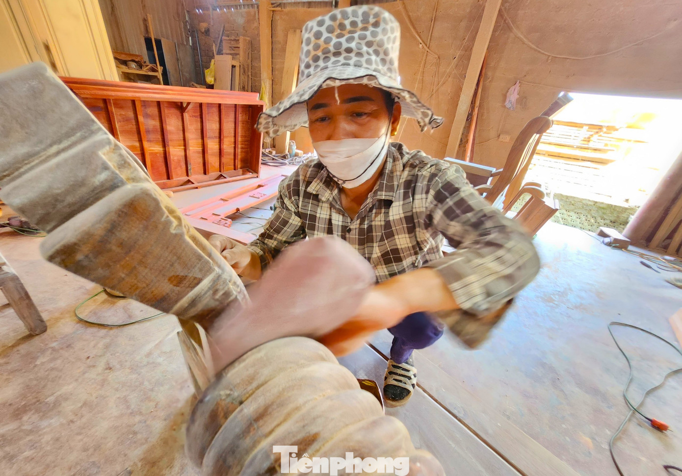 Chị Lê Thị Liễu (trú xã Quỳnh Hưng) cho biết, những năm trước hàng bán chạy nên những người chuyên làm nghề đánh bóng đồ mộc như chị cũng làm không hết việc, thu nhập ổn định. Nhưng năm nay hàng làm bán không được, công việc của chị Liễu và những công nhân khác cũng thất thường, lâu lâu mới có việc làm nên thu nhập chẳng ăn thua. Chị Lê Thị Liễu (trú xã Quỳnh Hưng) cho biết, những năm trước hàng bán chạy nên những người chuyên làm nghề đánh bóng đồ mộc như chị cũng làm không hết việc, thu nhập ổn định. Nhưng năm nay hàng làm bán không được, công việc của chị Liễu và những công nhân khác cũng thất thường, lâu lâu mới có việc làm nên thu nhập chẳng ăn thua.