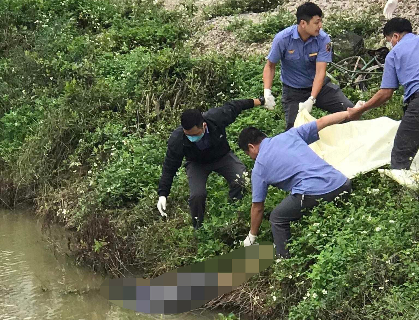 Nạn nhân bị tàu tông văng xuống hồ nước cạnh đường ray, tử vong. Nạn nhân bị tàu tông văng xuống hồ nước cạnh đường ray, tử vong.