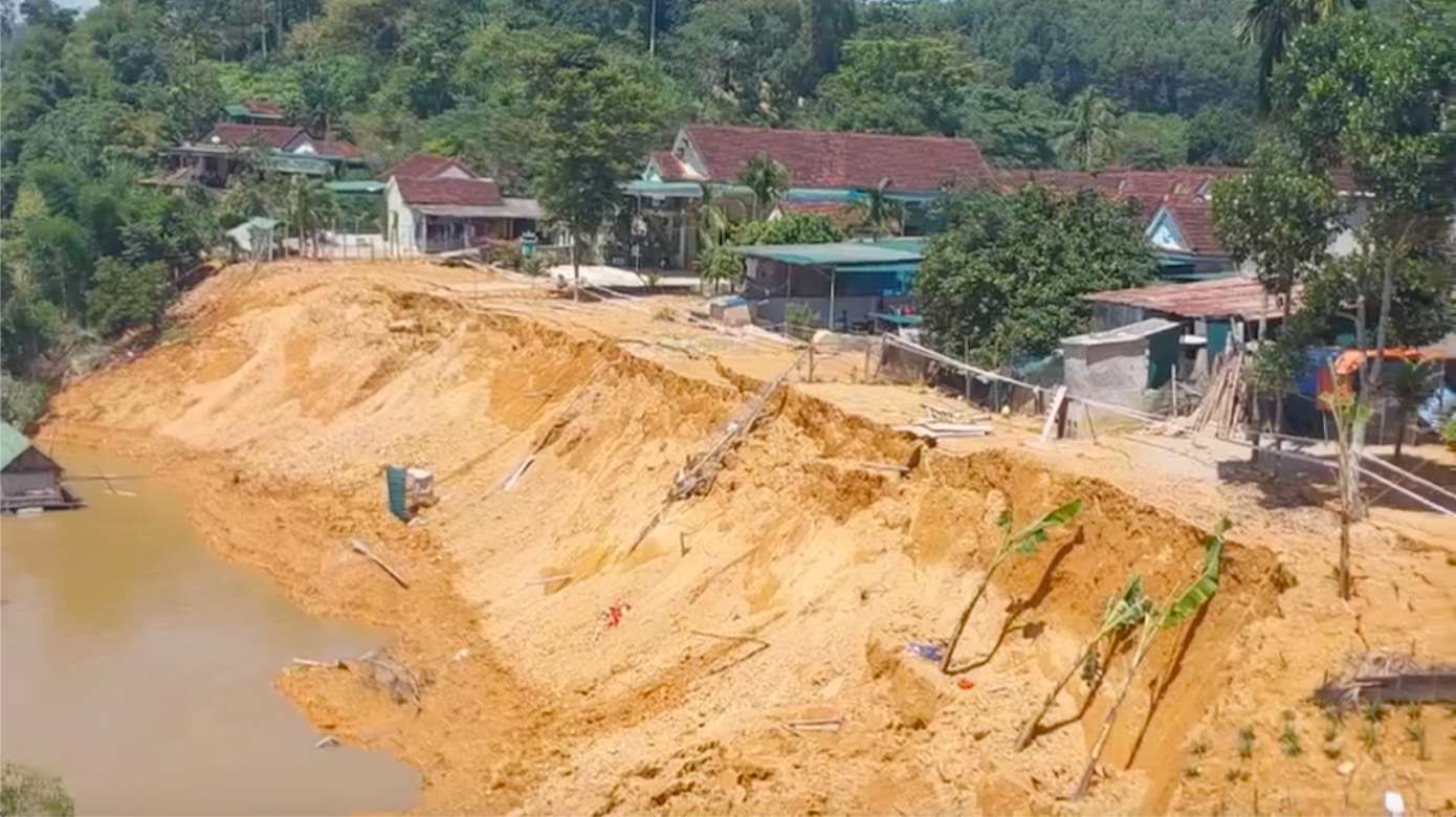 Hiện trường nơi xảy ra sạt lở bờ sông, nguy cơ kéo theo nhà của 10 hộ gia đình đang sinh sống bên trong. Hiện trường nơi xảy ra sạt lở bờ sông, nguy cơ kéo theo nhà của 10 hộ gia đình đang sinh sống bên trong.