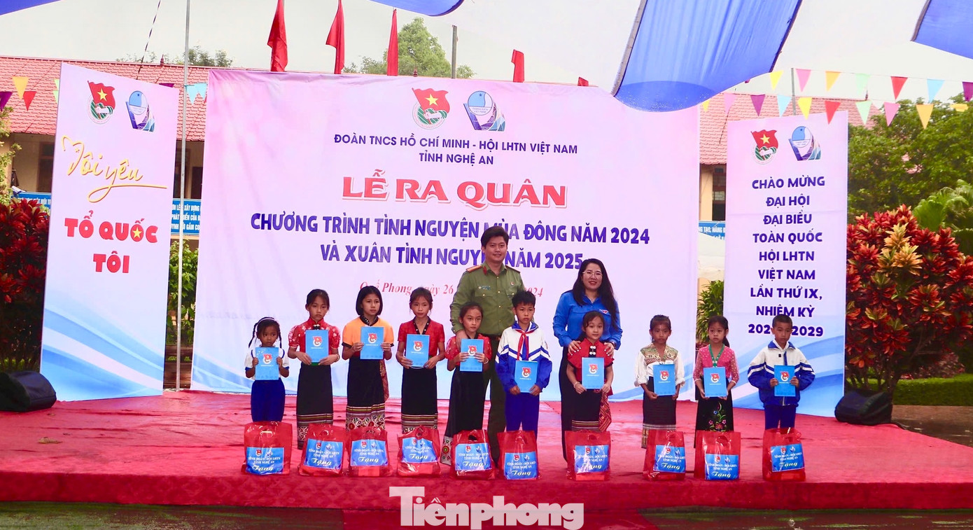 Những phần quà, công trình thanh niên ý nghĩa được trao tặng cho các đơn vị, người dân và các em thiếu nhi trên địa bàn huyện Quế Phong.