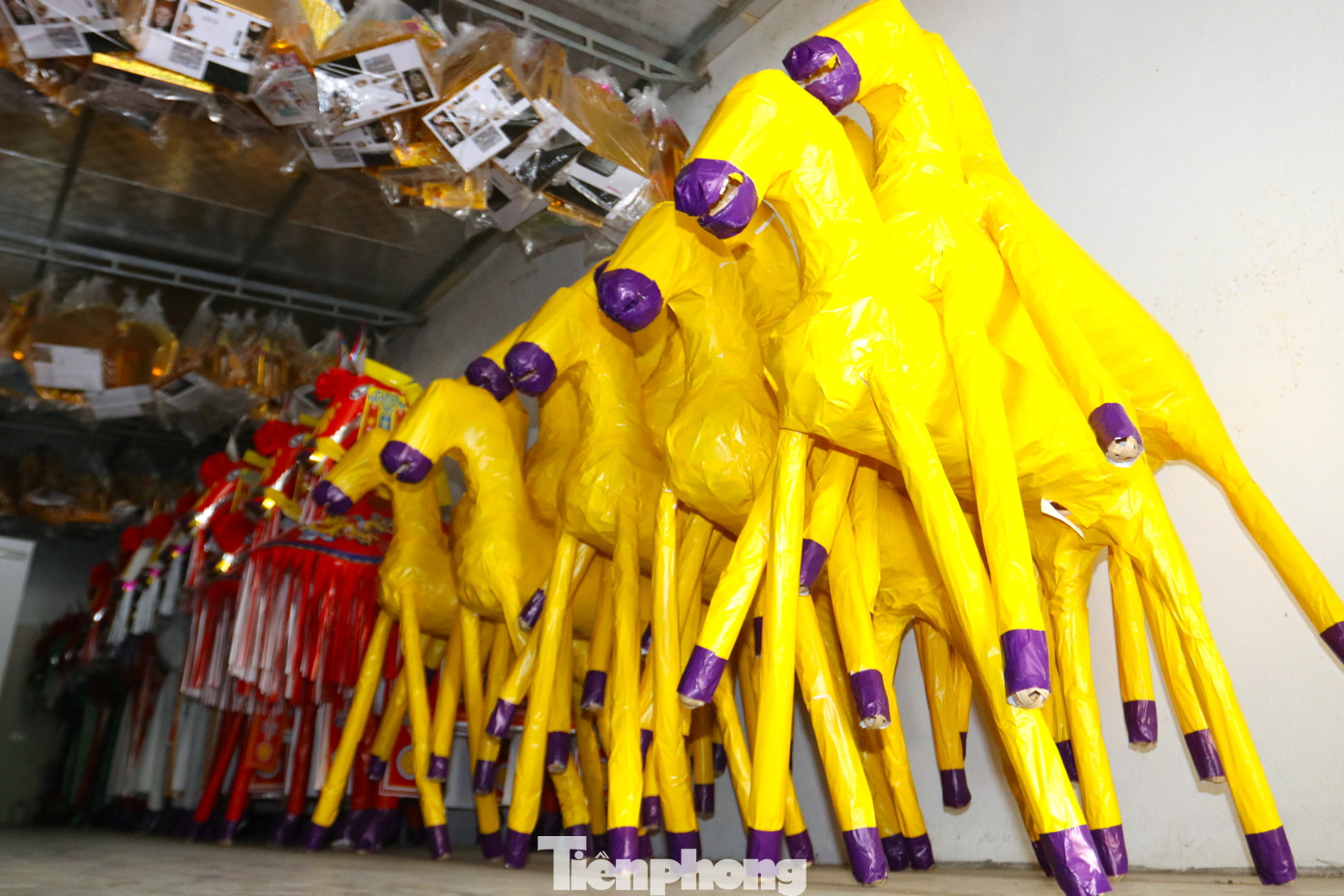 Ở các cơ sở sản xuất vàng mã, ngựa giấy cạnh Đền ông Hoàng Mười luôn có sẵn đầy đủ các mặt hàng phục vụ khách. Ở các cơ sở sản xuất vàng mã, ngựa giấy cạnh Đền ông Hoàng Mười luôn có sẵn đầy đủ các mặt hàng phục vụ khách.