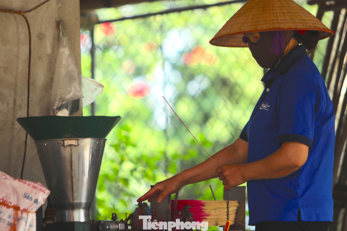 Chia sẻ về các công đoạn làm hương, bà Phúc cho hay, các nguyên liệu sau khi được sấy khô, xay nhỏ, trộn đều theo tỷ lệ thì người thợ chỉ cần cho nguyên liệu vào phễu máy. Cồi hương được cho vào khay cố định rồi máy sẽ tự động cho ra những cây hương thành phẩm.