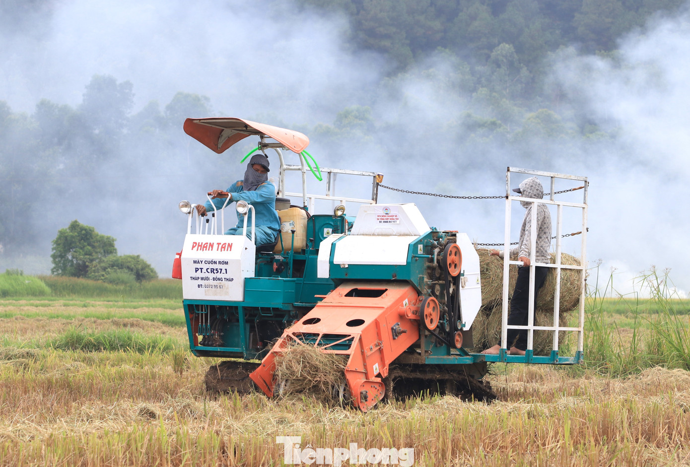 Anh Quân cho hay, máy cuộn rơm có thể thu gom từ 15-20ha ruộng mỗi ngày. Mỗi ha lúa có thể thu được từ 120-150 cuộn rơm. Mỗi cuộn rơm nặng 20kg, bán tại ruộng từ 15 đến 20 nghìn đồng. Tuy nhiên, để vận hành được máy cần từ 7-10 người. Trong đó có 2 người chuyên vận hành trên máy, 5-7 người bốc xếp và vận chuyển trả hàng cho khách mua.