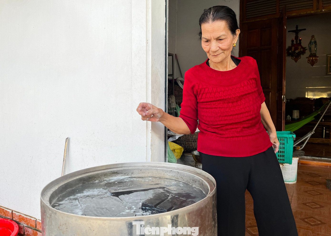 Sau khi gói xong, những chiếc bánh được đem đi nấu trong thời gian từ 8-10 giờ đồng hồ. Ngày trước, những hộ dân dùng bếp củi, bếp than để nấu bánh. Ngày nay đa số các hộ dân đều đầu tư mua bếp điện về nấu bánh chưng.