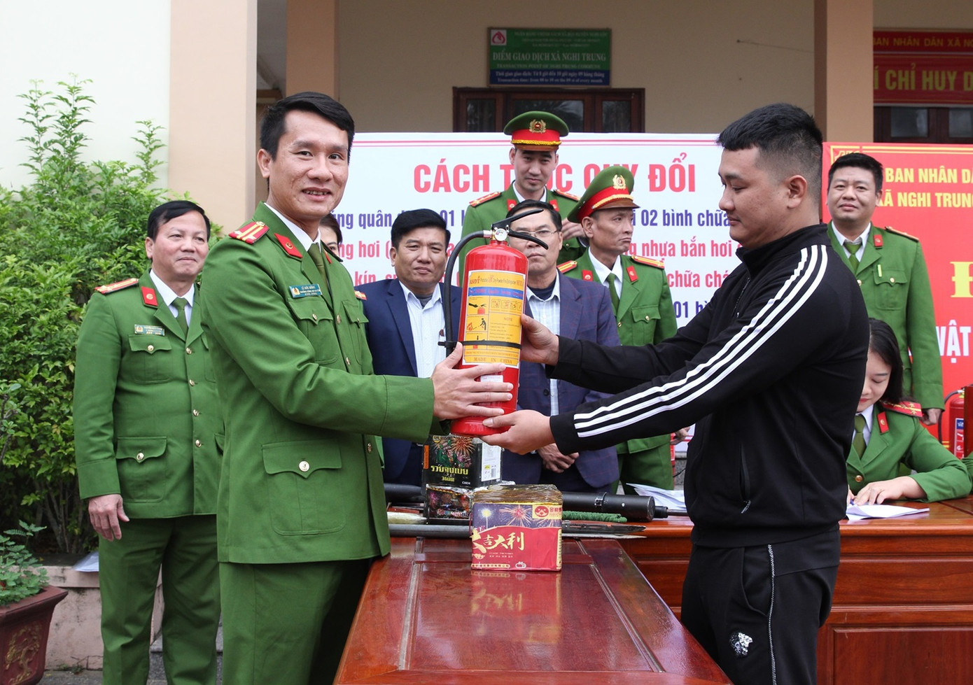 Người dân nhận bình chữa cháy khi giao nộp vũ khí, vật liệu nổ, pháo cho cơ quan chức năng. Người dân nhận bình chữa cháy khi giao nộp vũ khí, vật liệu nổ, pháo cho cơ quan chức năng.