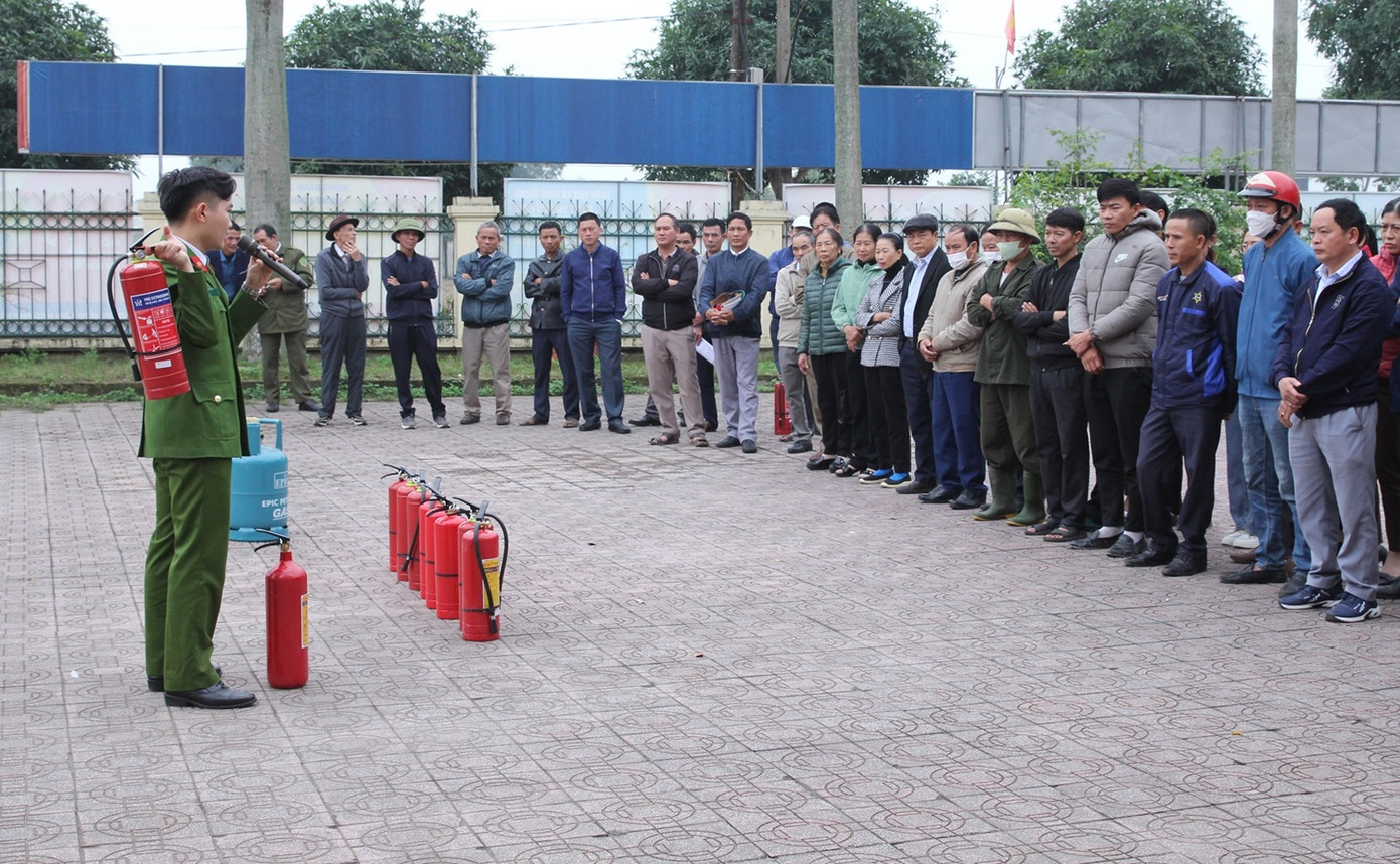 Cán bộ xã và người dân được hướng dẫn cách sử dụng phương tiện chữa cháy tại chỗ, kỹ năng thoát hiểm khi gặp tai nạn sự cố. Cán bộ xã và người dân được hướng dẫn cách sử dụng phương tiện chữa cháy tại chỗ, kỹ năng thoát hiểm khi gặp tai nạn sự cố.