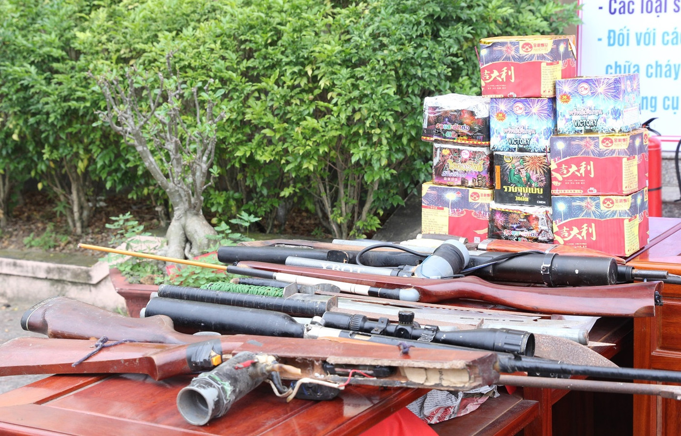 Người dân mang súng, vũ khí, pháo nổ đến chương trình để đổi lấy bình chữa cháy. Người dân mang súng, vũ khí, pháo nổ đến chương trình để đổi lấy bình chữa cháy.