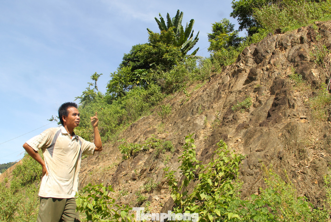Ông Lô Xuân Pôn (SN 1973, trú bản Côi, xã Lượng Minh) chia sẻ, cứ mỗi lần mưa lớn đất đá trên núi đổ xuống chắn ngang đường khiến người dân đi lại càng khó khăn, nguy hiểm. “Hàng ngày chúng tôi phải vào nương rẫy làm việc. Nhưng mưa thì không thể đi, nguy hiểm lắm. Ngày nào nắng khô ráo mới đi được trên đường này", ông Pôn nói.