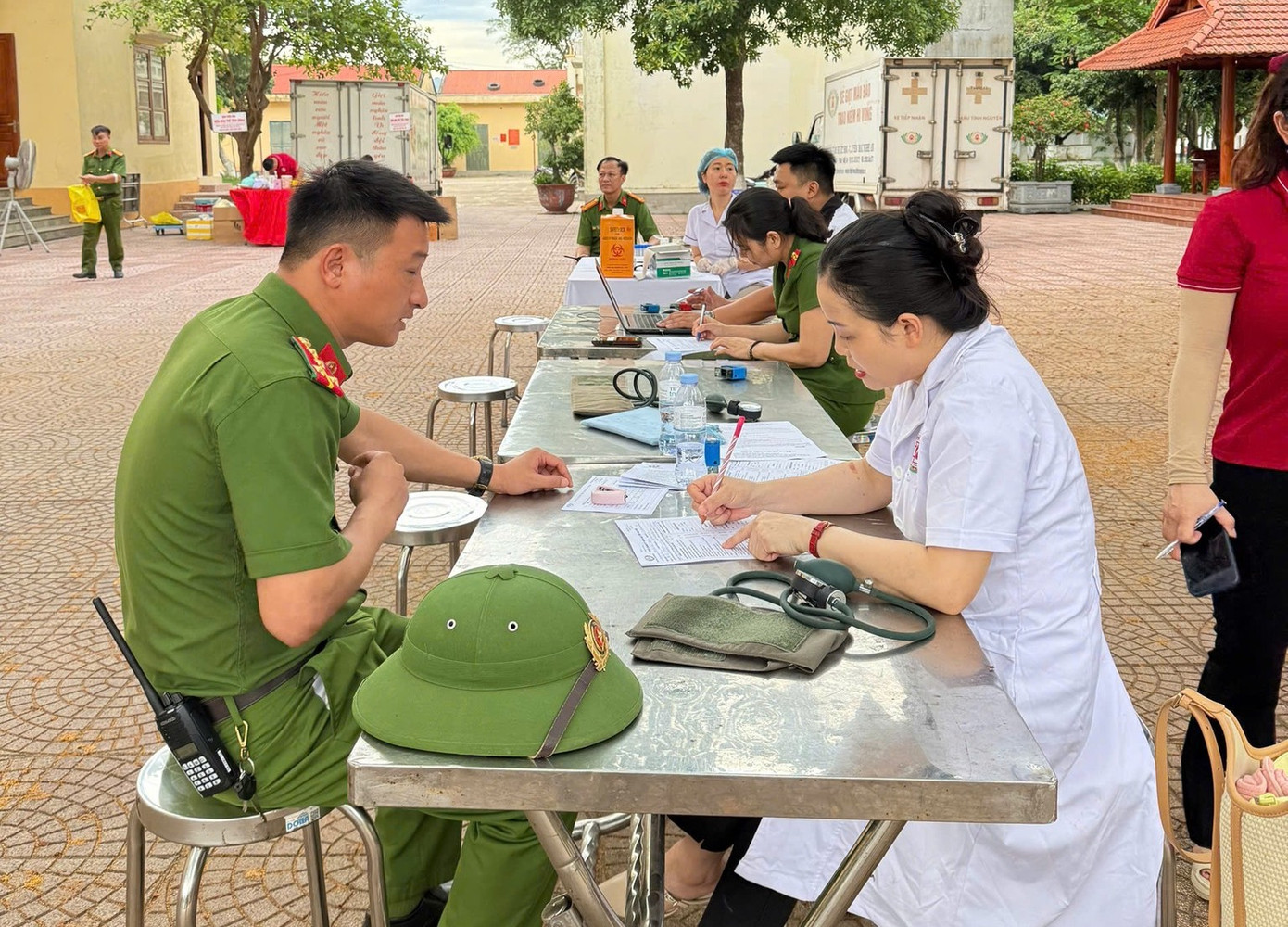 Ngày 18/6, cán bộ Trung tâm Huyết học và Truyền máu tỉnh Nghệ An trực tiếp đến Trại giam số 3 (Bộ Công an) đóng tại địa bàn huyện Tân Kỳ (Nghệ An) để đón nhận những đơn vị máu của các cán bộ tại đơn vị hiến.