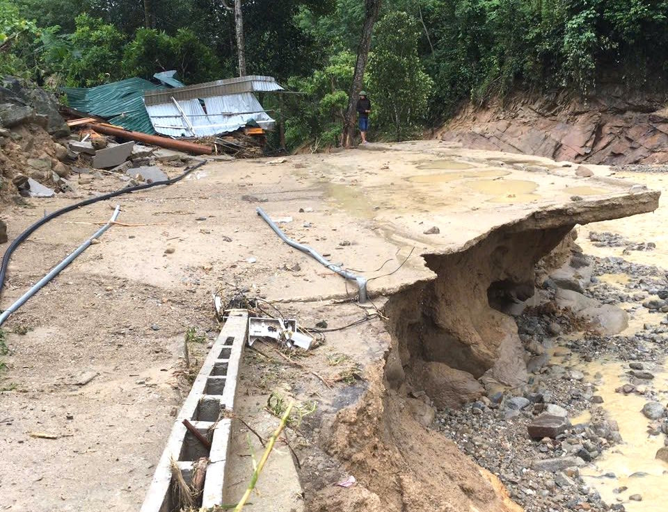 Mưa lũ cũng khiến 1 đập tràn ở xã Nhôn Mai (Tương Dương) bị hư hỏng; 5 cây cầu dân sinh bị lũ cuốn trôi, đứt gãy (huyện Kỳ Sơn 2 cái và huyện Tương Dương 3 cái), nhiều tuyến đường giao thông bị đất đá vùi lấp, hư hỏng. Mưa lũ cũng khiến 1 đập tràn ở xã Nhôn Mai (Tương Dương) bị hư hỏng; 5 cây cầu dân sinh bị lũ cuốn trôi, đứt gãy (huyện Kỳ Sơn 2 cái và huyện Tương Dương 3 cái), nhiều tuyến đường giao thông bị đất đá vùi lấp, hư hỏng.