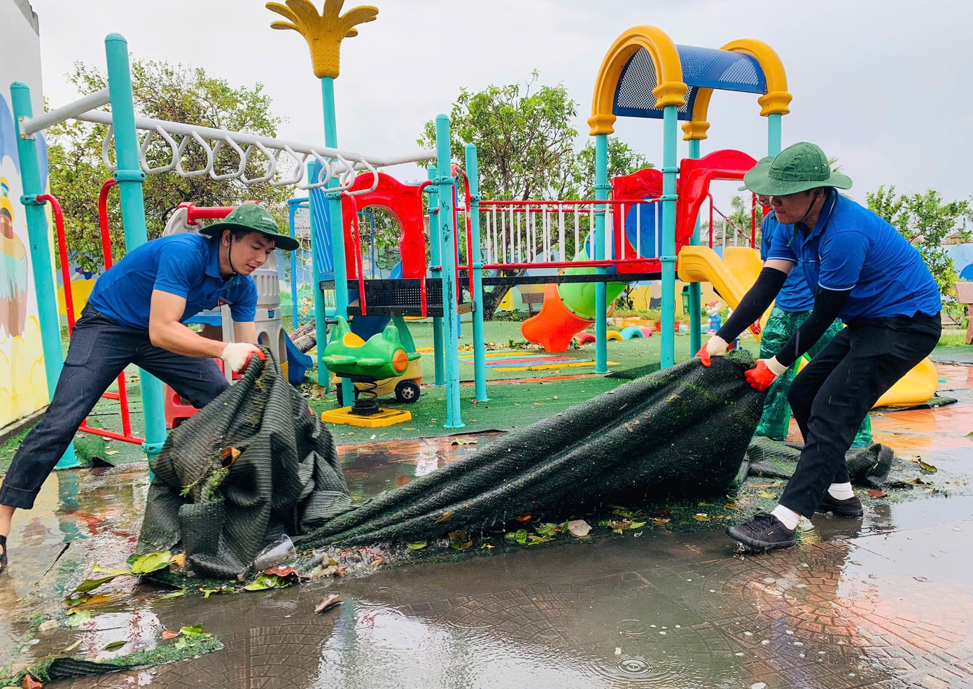 Dọn dẹp, vận chuyển các đồ dùng, đồ chơi trong các trường học bị hư hỏng sau bão.