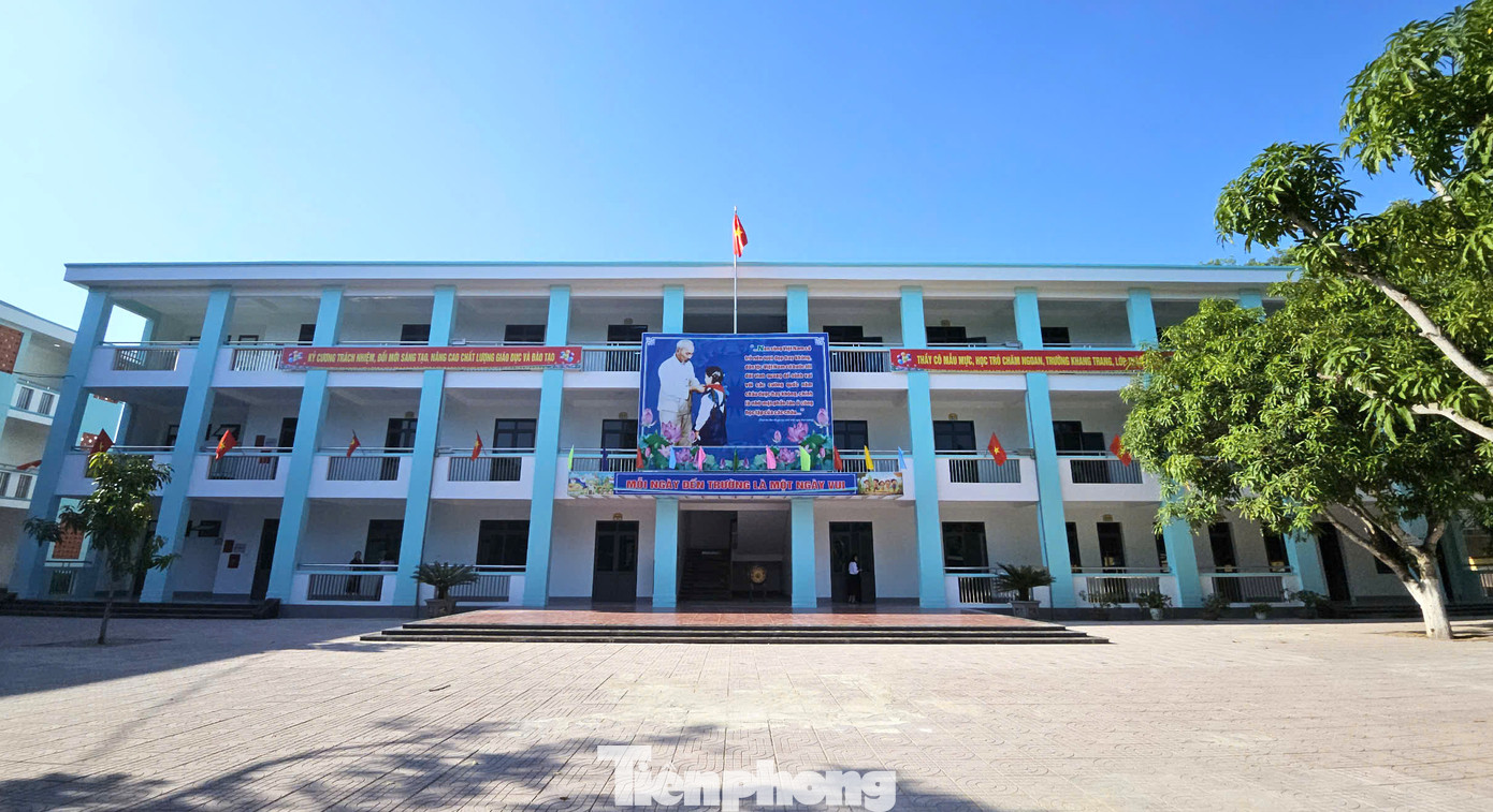 Dãy nhà 3 tầng mới xây dựng của Trường Tiểu học Nghi Đức. Dãy nhà 3 tầng mới xây dựng của Trường Tiểu học Nghi Đức.