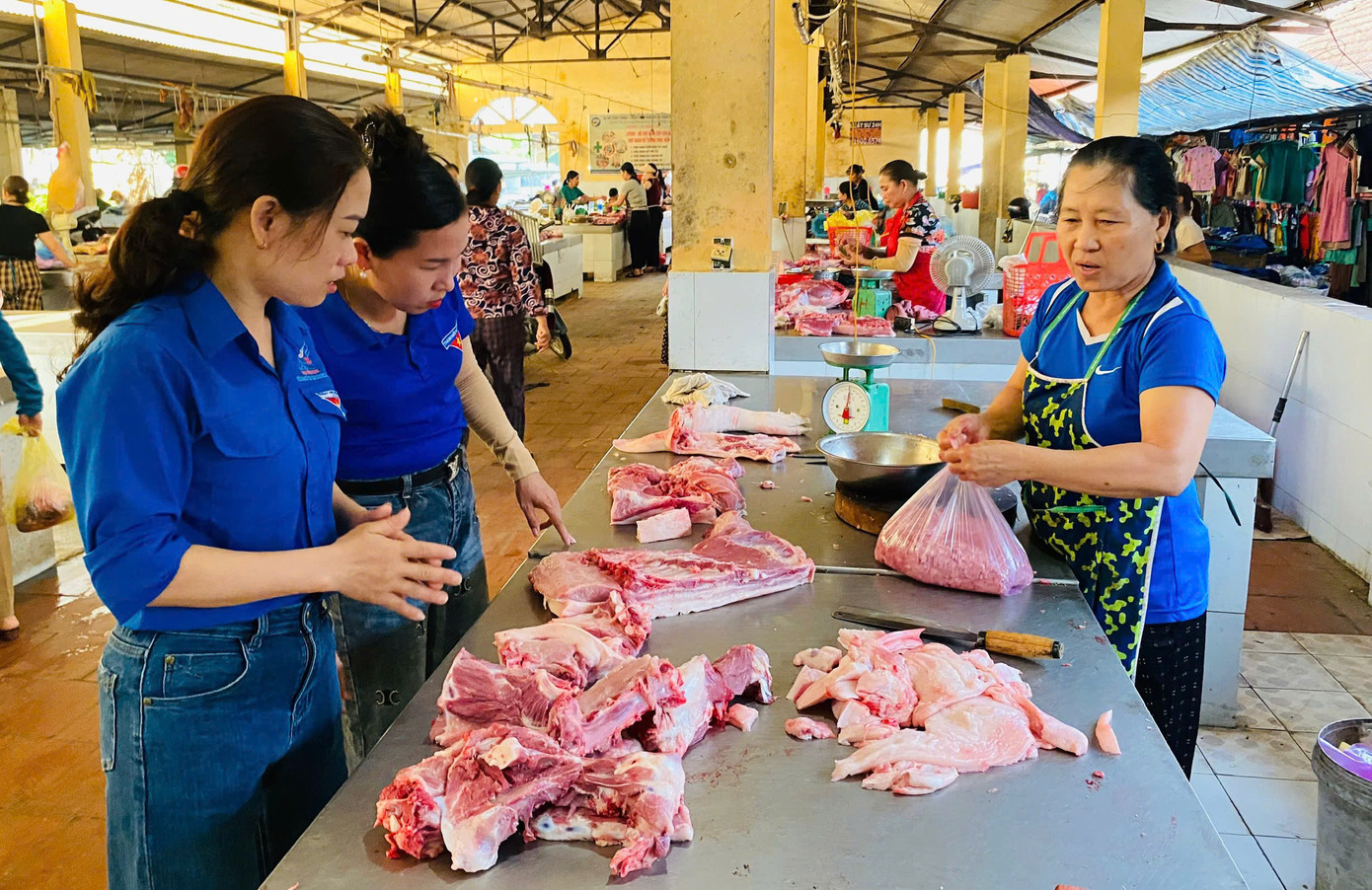 Bên cạnh việc hỗ trợ ở điểm thi, đoàn viên thanh niên huyện Thanh Chương còn tổ chức đi chợ, nấu hàng trăm suất ăn miễn phí để phát cho các em thí sinh và người nhà ở xa về.