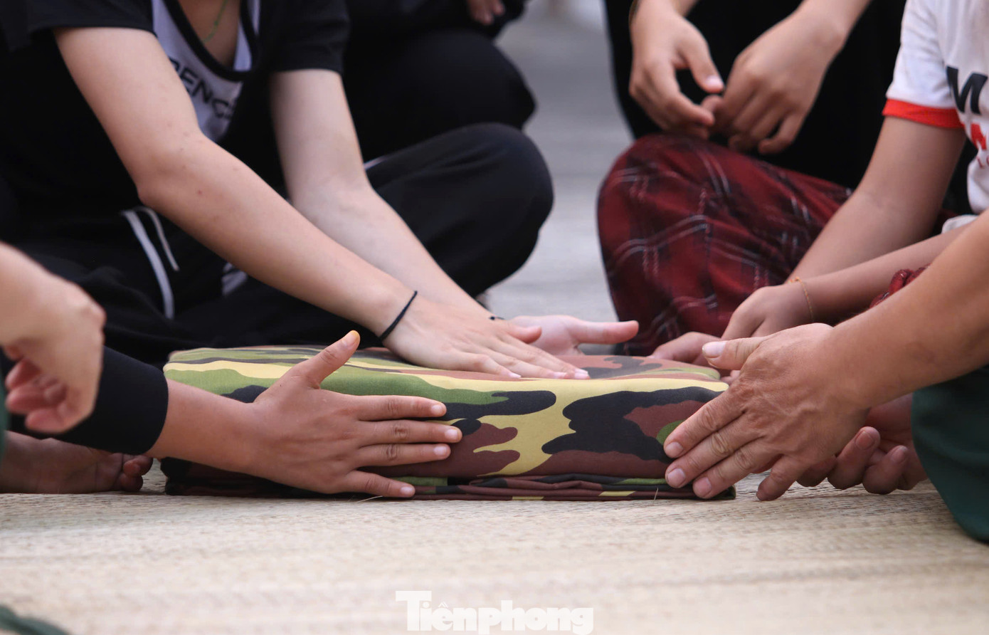 “Thời gian đầu, chúng tôi phải dạy các em từ cách việc gấp chăn màn, vệ sinh cá nhân đến việc vệ sinh dọn dẹp, giặt quần áo. Dần dần các em cũng quen với nền nếp và giờ giấc”, Thiếu tá Phan Văn Thắm nói và cho biết, mùa hè các em sẽ dậy từ 5h sáng còn mùa đông sẽ thức dậy lúc 5h30.