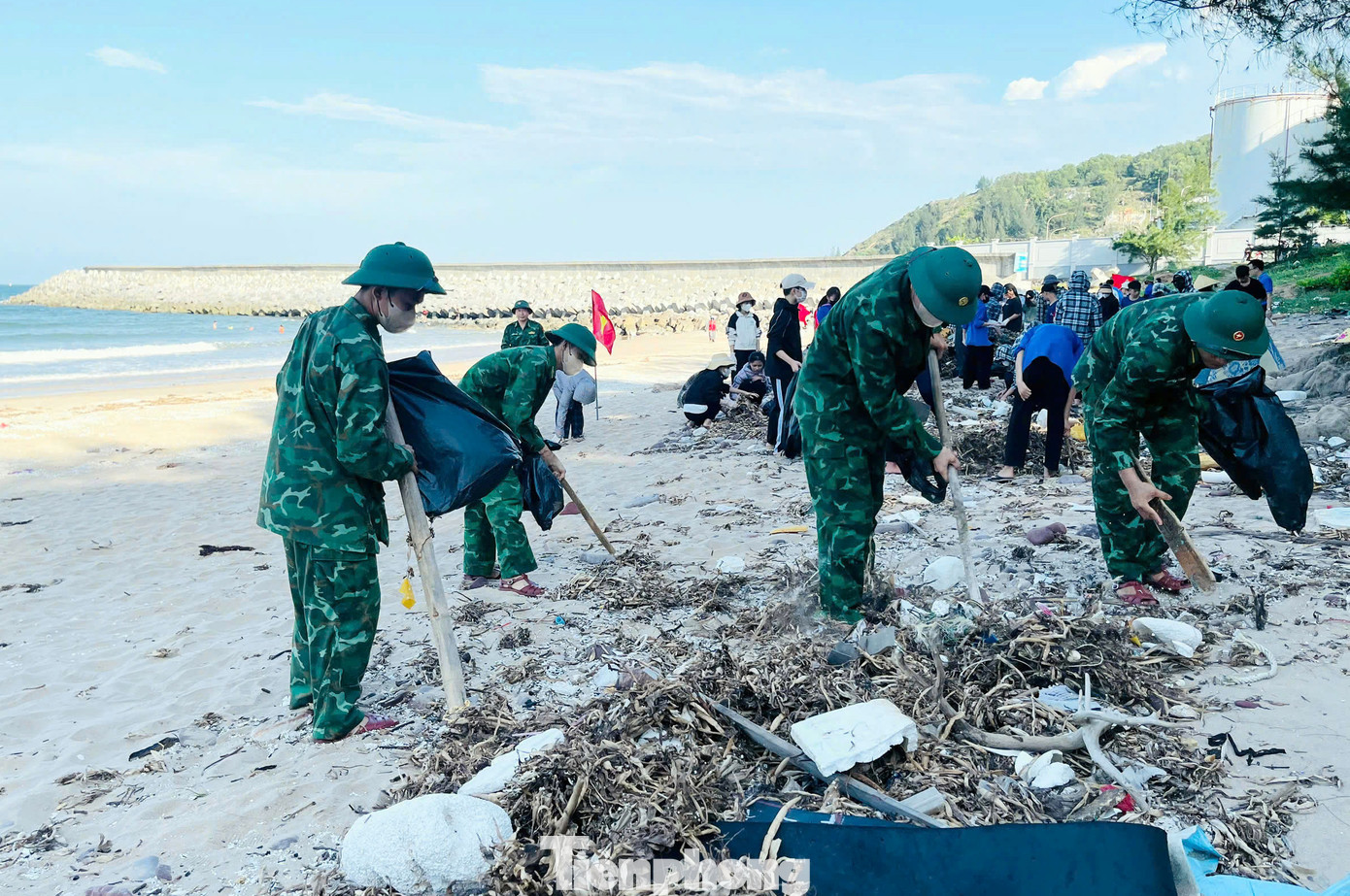 Ban tổ chức và các đơn vị phối hợp tổ chức hoạt động “Chung tay vệ sinh môi trường biển” trong buổi lễ ra quân Chiến dịch Kỳ nghỉ hồng.