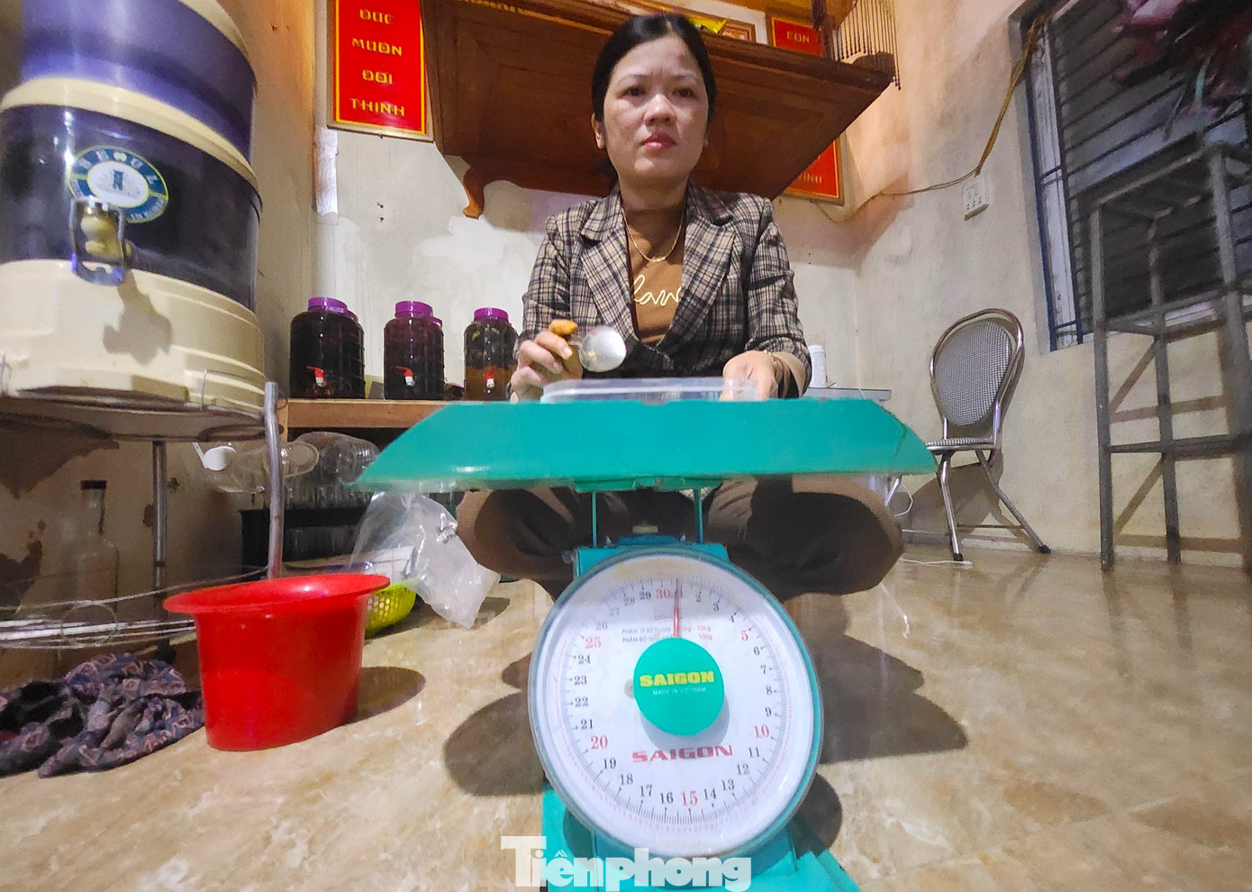 Chị Võ Thị Ngọc Lan (44 tuổi, con gái bà Thảo) cho biết chị đã có hơn 20 năm làm nghề muối ruốc rươi nên có kinh nghiệm nhiều. Trước đây, chị được mẹ bày dạy cách muối ruốc rươi phục vụ cho gia đình. Về sau khi có nhiều thì tặng cho người thân bạn bè. Thấy chị Lan muối ruốc rươi ngon, nhiều người đặt hàng nhờ chị Lan muối. Dần dần, thấy nhu cầu của khách nhiều, chị Lan cũng mua về muối để bán. Có lúc ruốc làm ra không kịp bán.