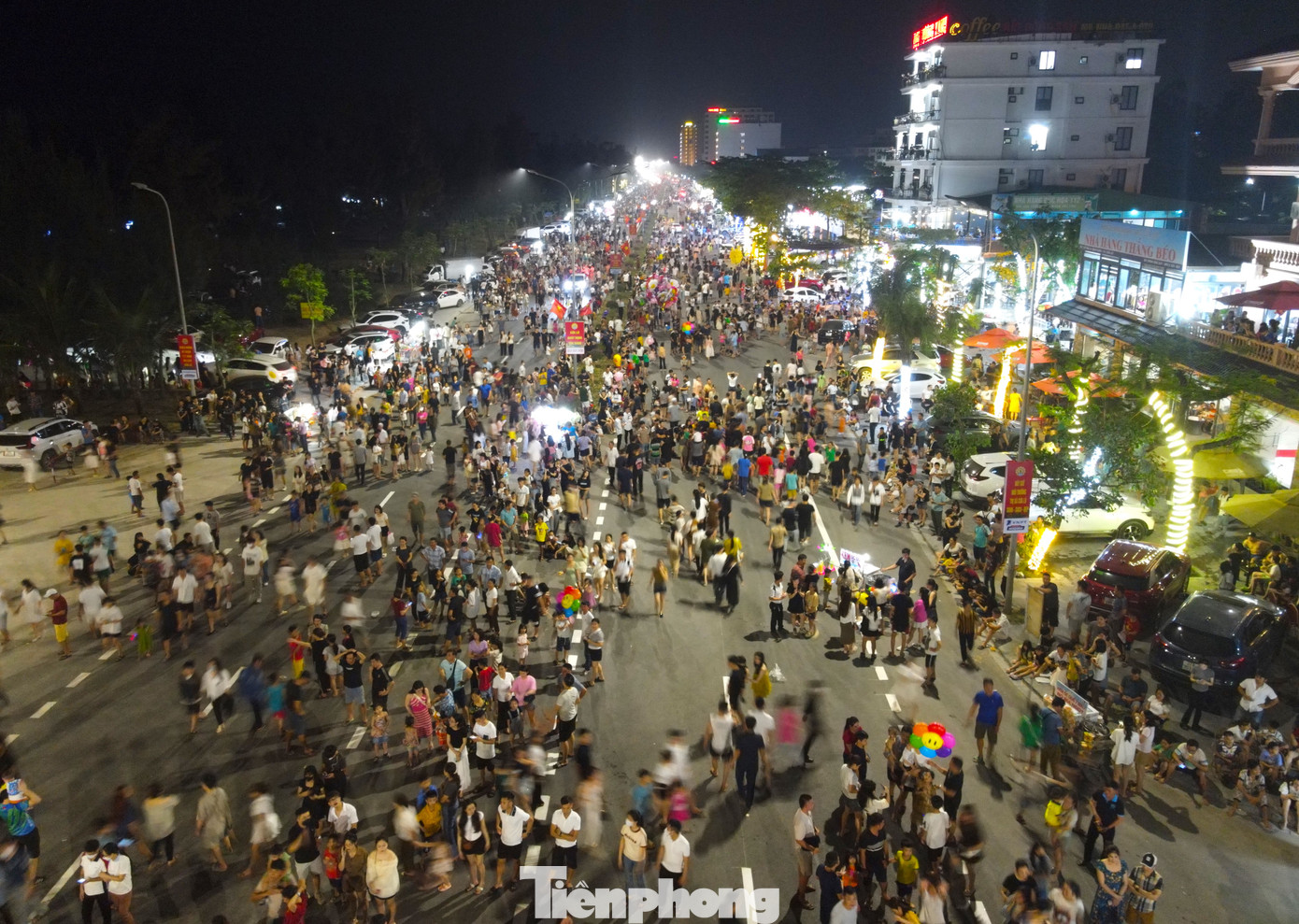 Chương trình khai mạc du lịch Cửa Lò đã thu hút hàng vạn du khách về tham dự. Các tuyến đường hướng về Quảng trường Bình Minh đều chật kín người.