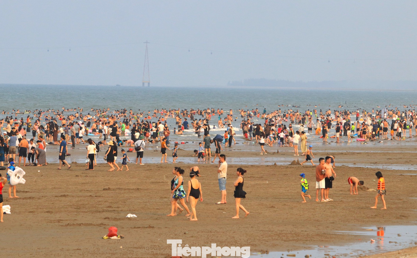 Càng về cuối chiều, du khách đổ dồn về bãi biển Cửa Lò càng đông. Càng về cuối chiều, du khách đổ dồn về bãi biển Cửa Lò càng đông.