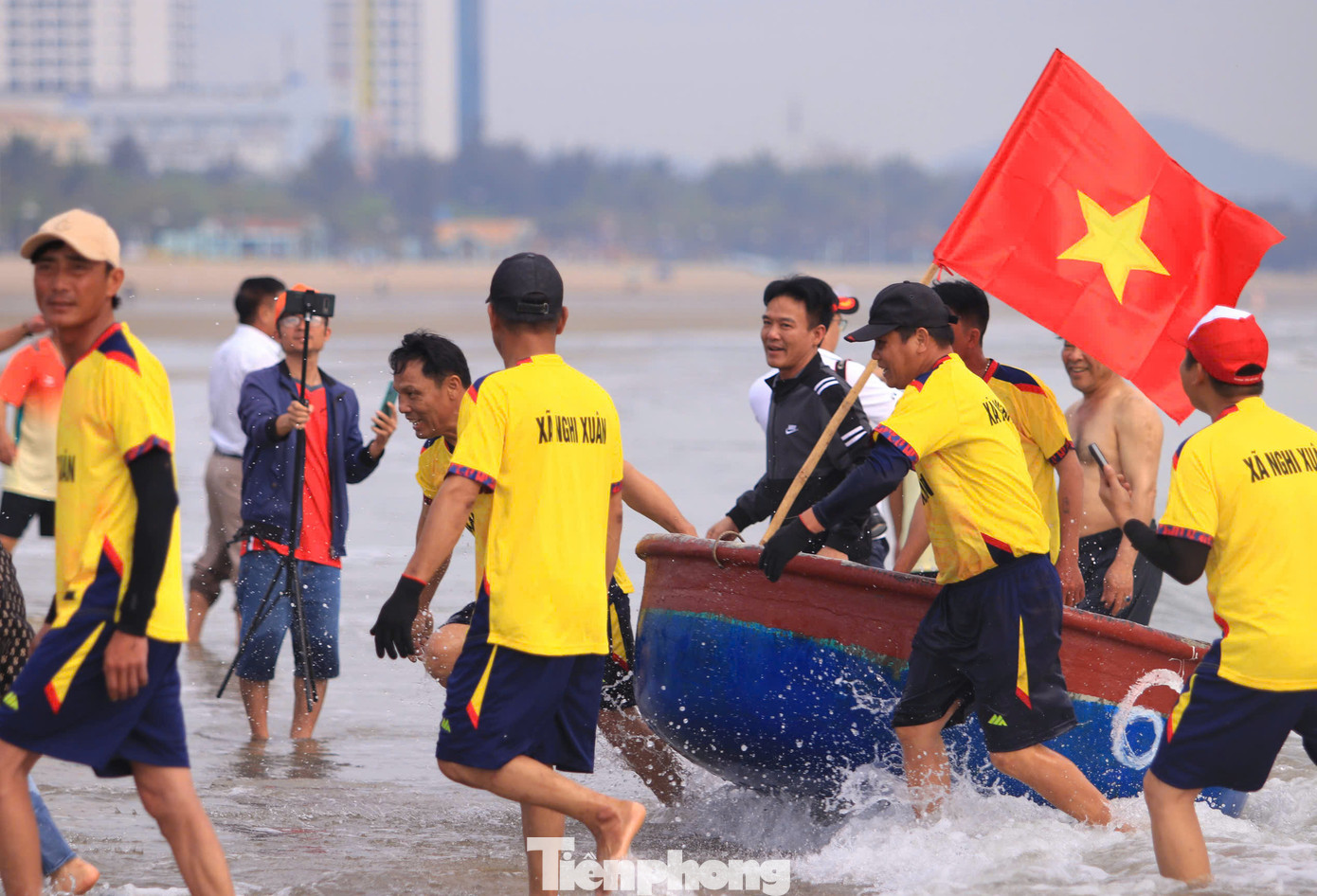 Tham dự giải đua năm nay có 16 đội đến từ 8 phường, xã: Nghi Tân, Nghi Thủy, Thu Thủy, Nghi Thu, Nghi Hương, Nghi Hòa, Nghi Hải, Nghi Xuân. Đây là những địa phương có cơ sở vật chất, lực lượng tham gia phát triển nghề cá hùng hậu, kinh nghiệm, đóng góp quan trọng trong nền kinh tế biển và phát triển du lịch.
