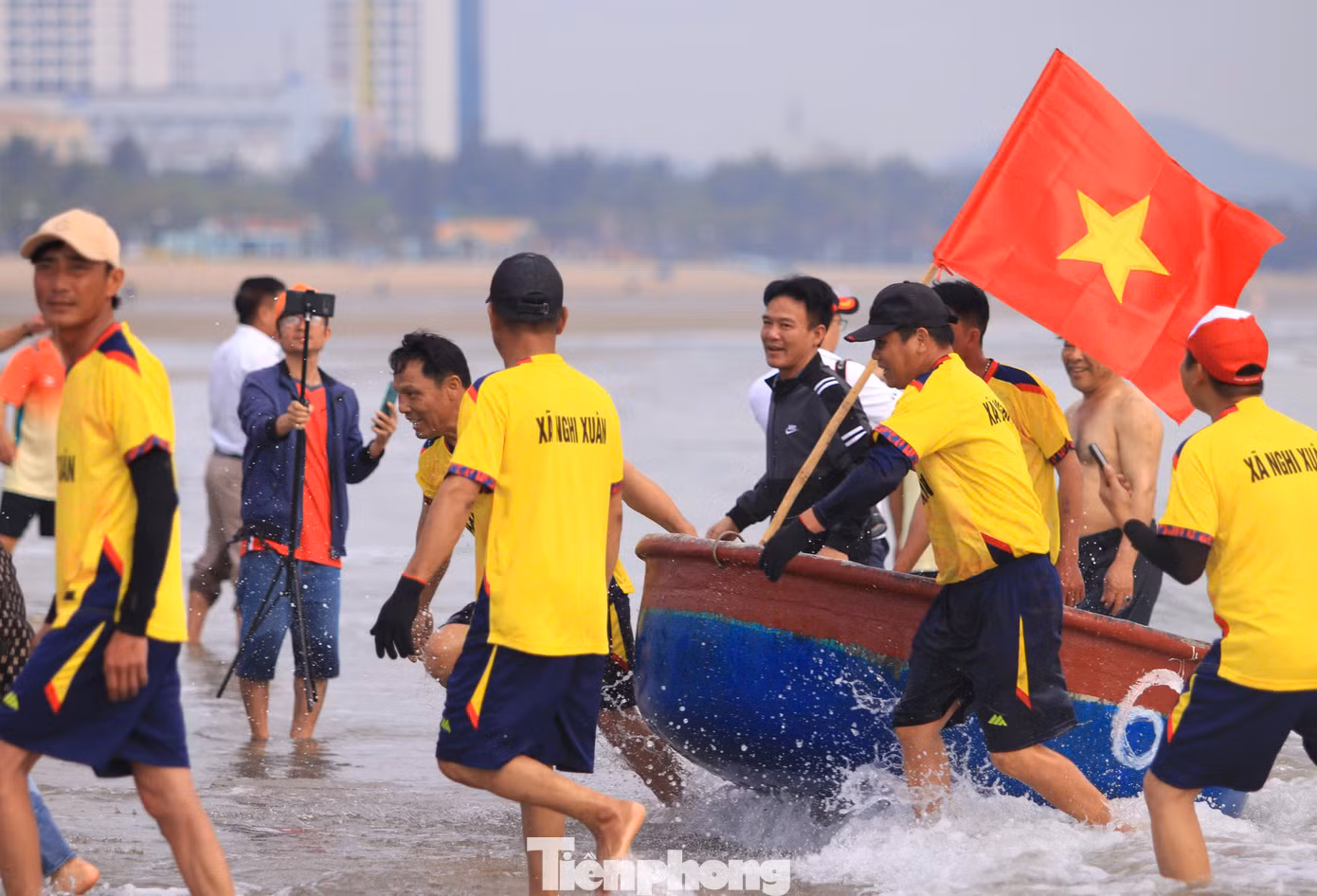 Tham dự giải đua năm nay có 16 đội đến từ 8 phường, xã: Nghi Tân, Nghi Thủy, Thu Thủy, Nghi Thu, Nghi Hương, Nghi Hòa, Nghi Hải, Nghi Xuân. Đây là những địa phương có cơ sở vật chất, lực lượng tham gia phát triển nghề cá hùng hậu, kinh nghiệm, đóng góp quan trọng trong nền kinh tế biển và phát triển du lịch. Tham dự giải đua năm nay có 16 đội đến từ 8 phường, xã: Nghi Tân, Nghi Thủy, Thu Thủy, Nghi Thu, Nghi Hương, Nghi Hòa, Nghi Hải, Nghi Xuân. Đây là những địa phương có cơ sở vật chất, lực lượng tham gia phát triển nghề cá hùng hậu, kinh nghiệm, đóng góp quan trọng trong nền kinh tế biển và phát triển du lịch.