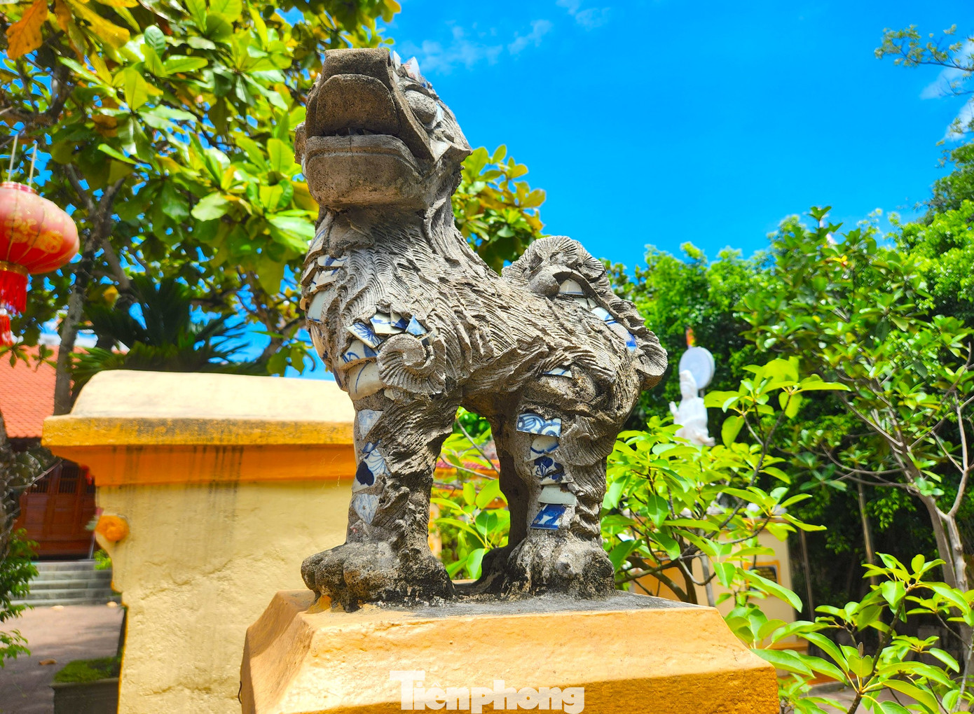 Trên mái ngói của đền và xung quanh tường rào được đắp nổi nhiều con vật linh thiêng, đẹp mắt. Trên mái ngói của đền và xung quanh tường rào được đắp nổi nhiều con vật linh thiêng, đẹp mắt.