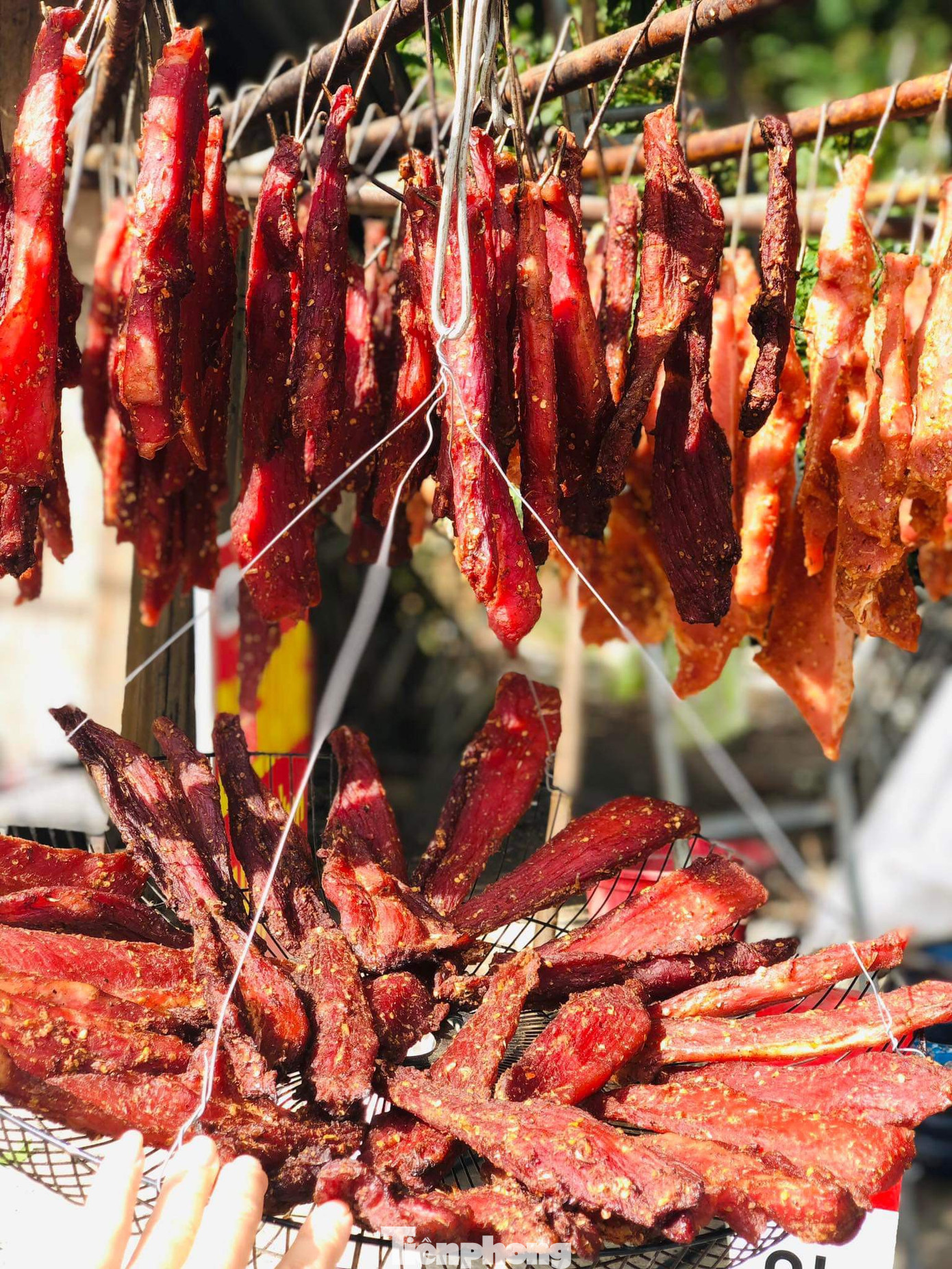 Chị Trịnh Thị Nhuận (trú xã Xá Lượng, huyện Tương Dương, Nghệ An) cho hay, từ khoảng 15 năm trước, gia đình chị đã làm thịt trâu, bò gác bếp. Tuy nhiên thời gian trước chỉ làm để gia đình sử dụng mỗi dịp Tết đến. Sau này mọi người ăn khen ngon nên chị làm và bán. Chị Trịnh Thị Nhuận (trú xã Xá Lượng, huyện Tương Dương, Nghệ An) cho hay, từ khoảng 15 năm trước, gia đình chị đã làm thịt trâu, bò gác bếp. Tuy nhiên thời gian trước chỉ làm để gia đình sử dụng mỗi dịp Tết đến. Sau này mọi người ăn khen ngon nên chị làm và bán.