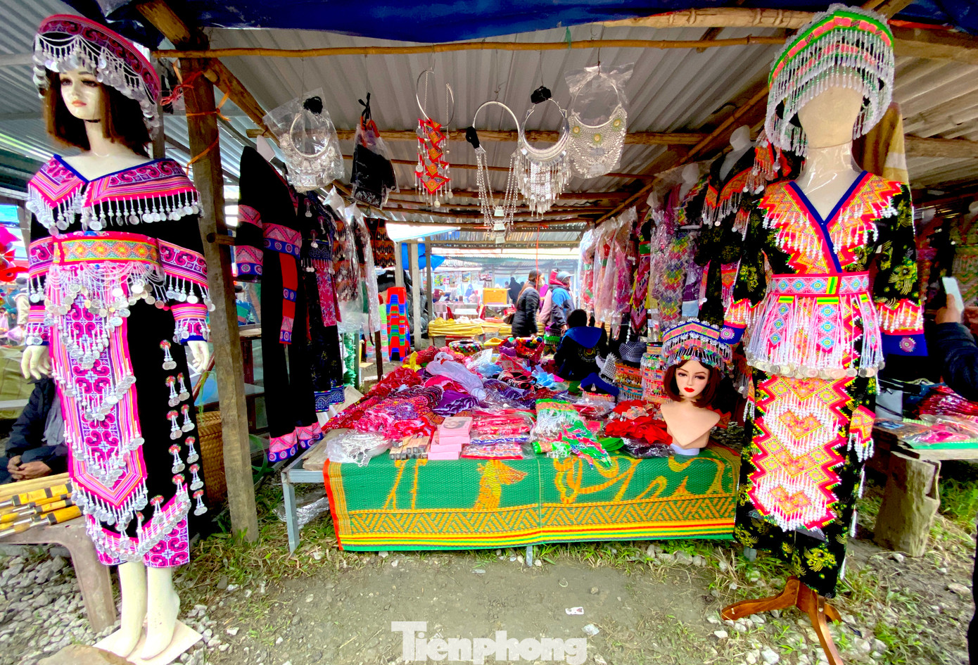 Quầy hàng bán đồ thổ cẩm, trang phục của đồng bào dân tộc với đầy đủ màu sắc sặc sỡ. Quầy hàng bán đồ thổ cẩm, trang phục của đồng bào dân tộc với đầy đủ màu sắc sặc sỡ.