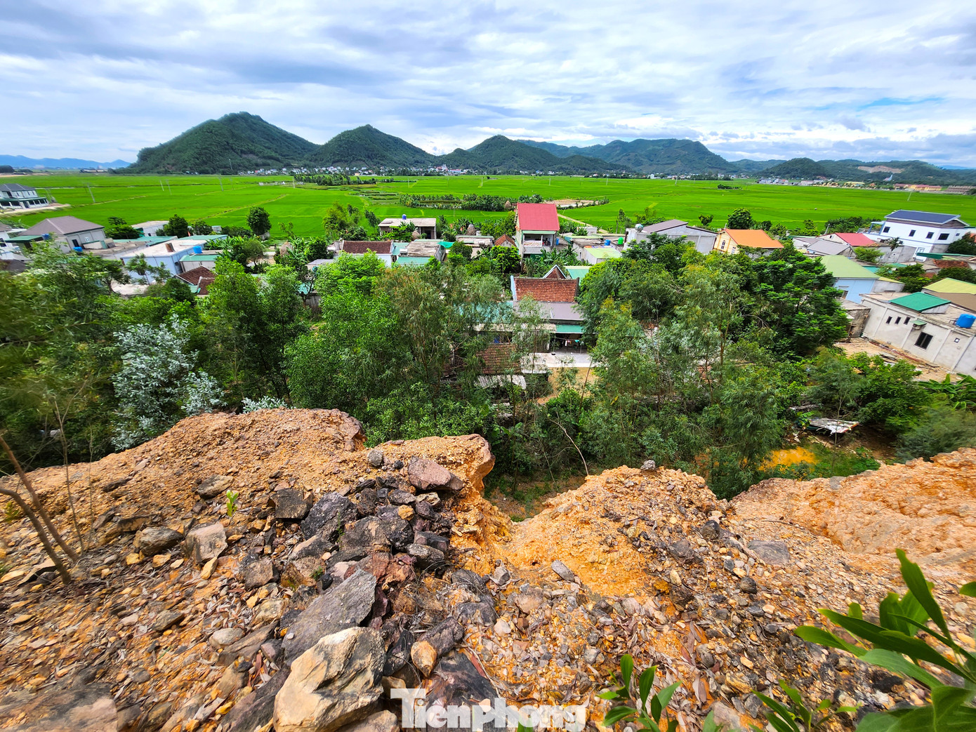 Để đảm bảo an toàn cho hàng trăm hộ dân dưới chân Rú Rày, Rú Rậm, năm 2021 huyện Hưng Nguyên đã lên kế hoạch triển khai dự án chống sạt lở. Theo phương án dự tính, phía cơ quan chức năng sẽ múc bớt phần đất trên đỉnh núi tránh sạt lở sau đó trồng cây tạo gắn kết đất và cảnh quan. Tuy nhiên sau 2 năm, dự án này vẫn chưa thể triển khai.