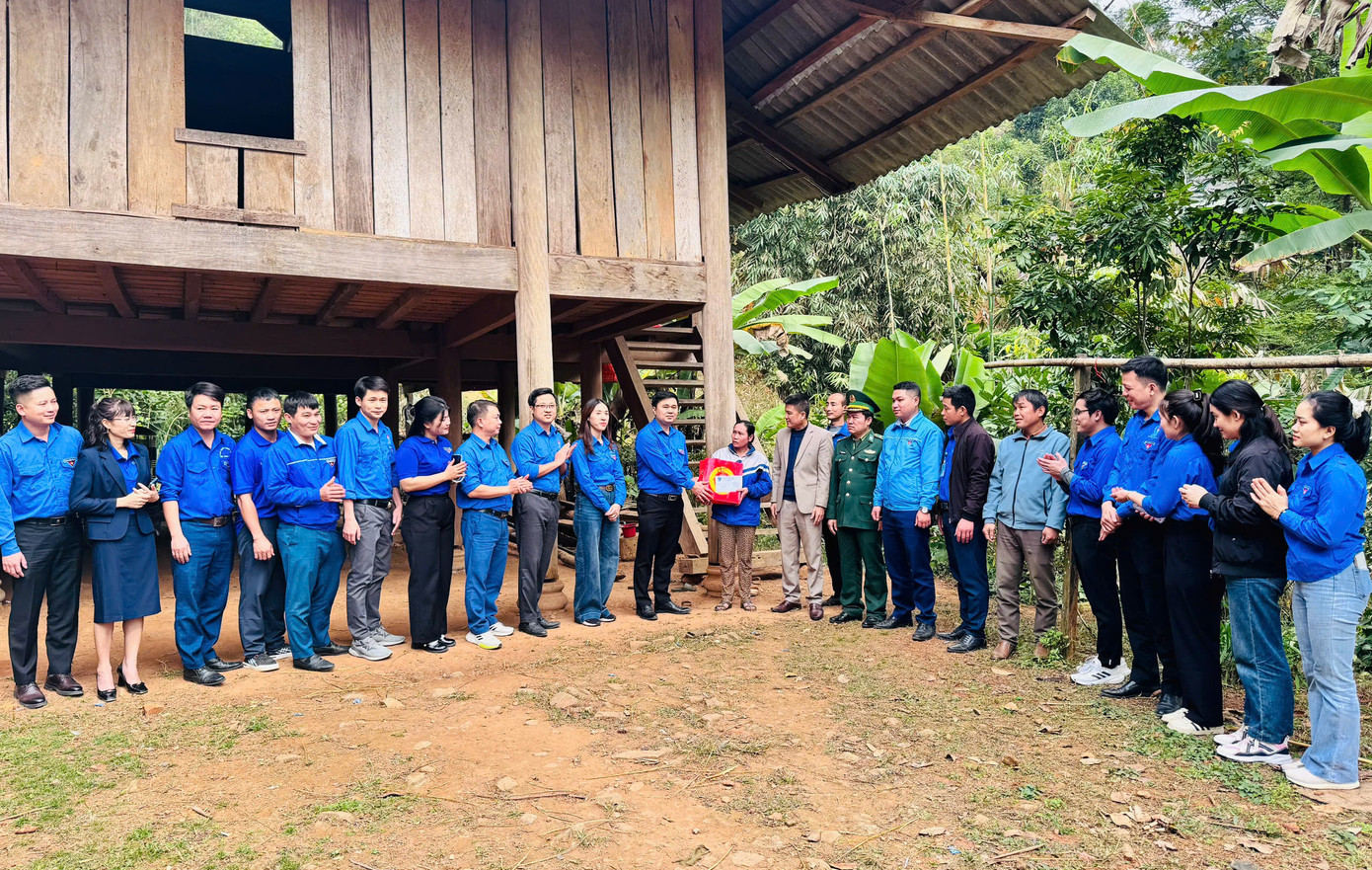 Những món quà Tết ý nghĩa được các đoàn viên thanh niên trao tặng đến các hộ dân tại xã Nậm Giải (huyện Quế Phong).