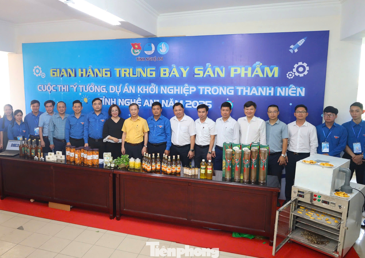 Các đại biểu chụp hình lưu niệm.