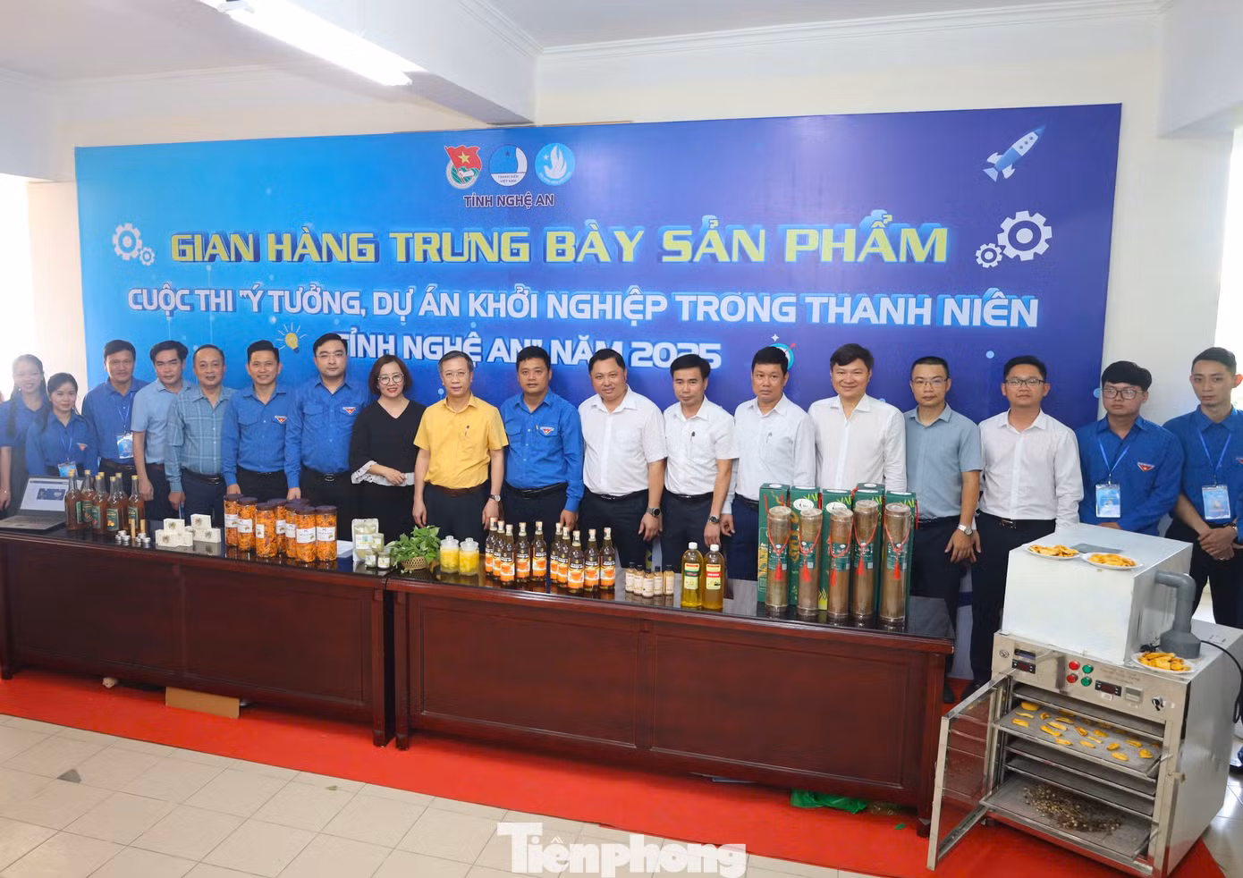 Các đại biểu chụp hình lưu niệm.