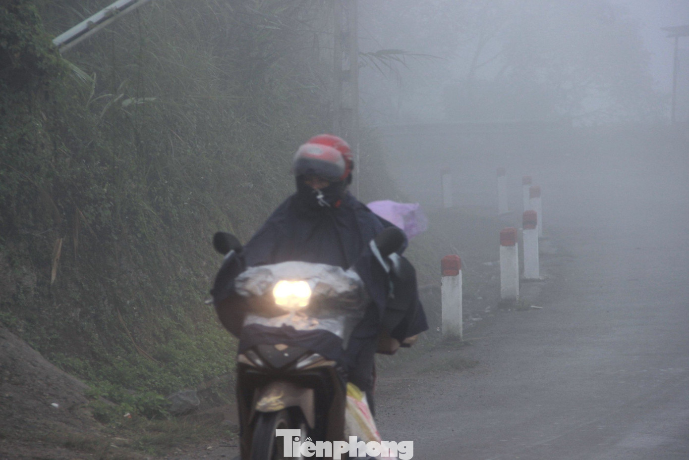 Dù trời không mưa nhưng vì nhiệt độ quá lạnh nên ngoài mặc áo ấm, người dân sẽ mặc thêm áo mưa khi đi xe máy trên đường để tránh gió rét.