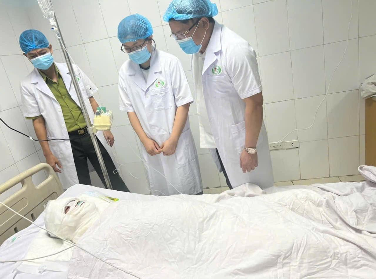 Sau 2 ngày cấp cứu, chữa trị, hiện tình hình sức khỏe của 2 cán bộ đã ổn định và tiến triển tốt hơn. Sau 2 ngày cấp cứu, chữa trị, hiện tình hình sức khỏe của 2 cán bộ đã ổn định và tiến triển tốt hơn.