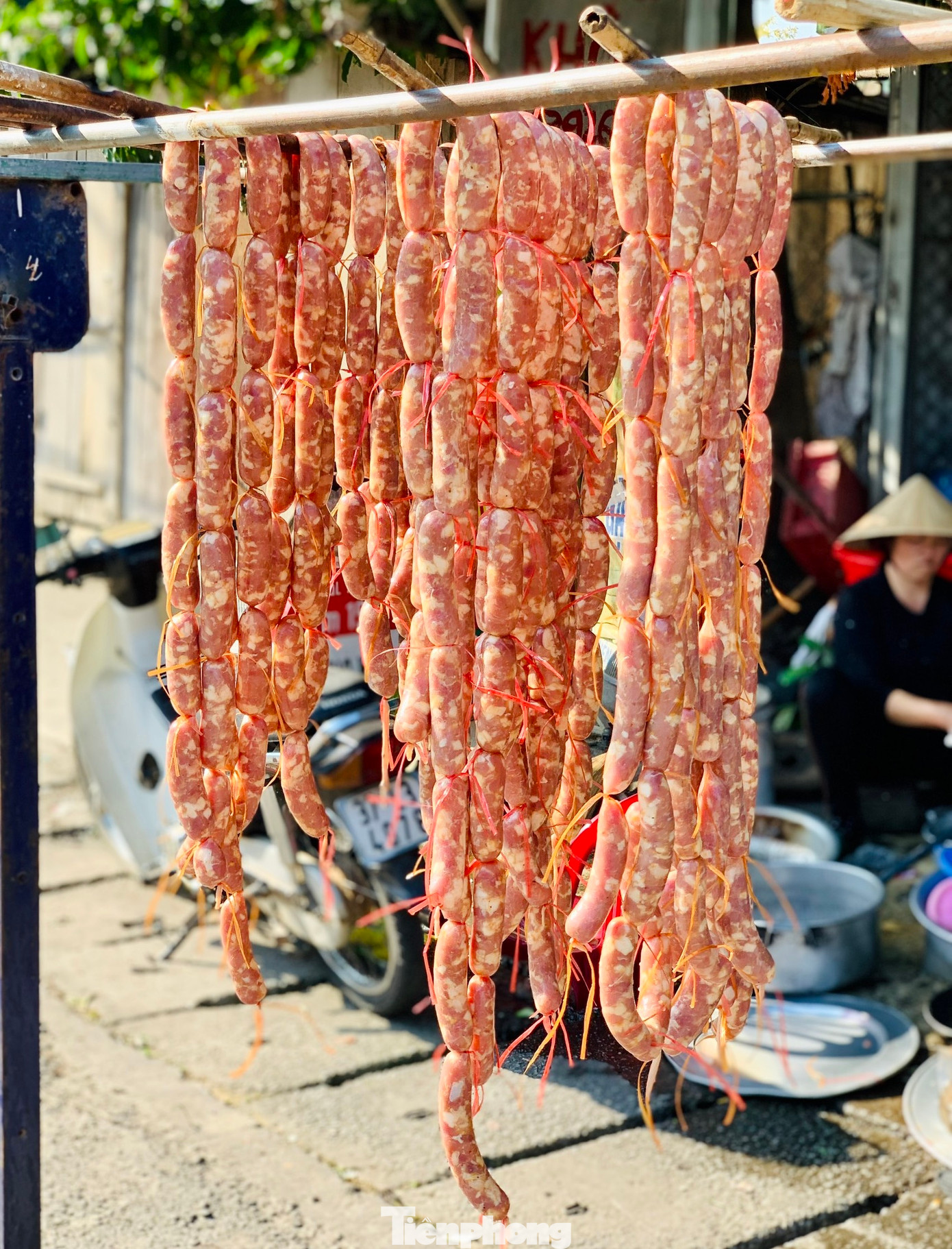 Chị Trịnh Thị Nhuận (trú xã Xá Lượng, huyện Tương Dương, Nghệ An) cho hay, từ khoảng 15 năm trước, gia đình chị đã làm thịt trâu, bò gác bếp. Tuy nhiên thời gian trước chỉ làm để gia đình sử dụng mỗi dịp Tết đến. Sau này mọi người ăn khen ngon nên chị làm và bán. Chị Trịnh Thị Nhuận (trú xã Xá Lượng, huyện Tương Dương, Nghệ An) cho hay, từ khoảng 15 năm trước, gia đình chị đã làm thịt trâu, bò gác bếp. Tuy nhiên thời gian trước chỉ làm để gia đình sử dụng mỗi dịp Tết đến. Sau này mọi người ăn khen ngon nên chị làm và bán.