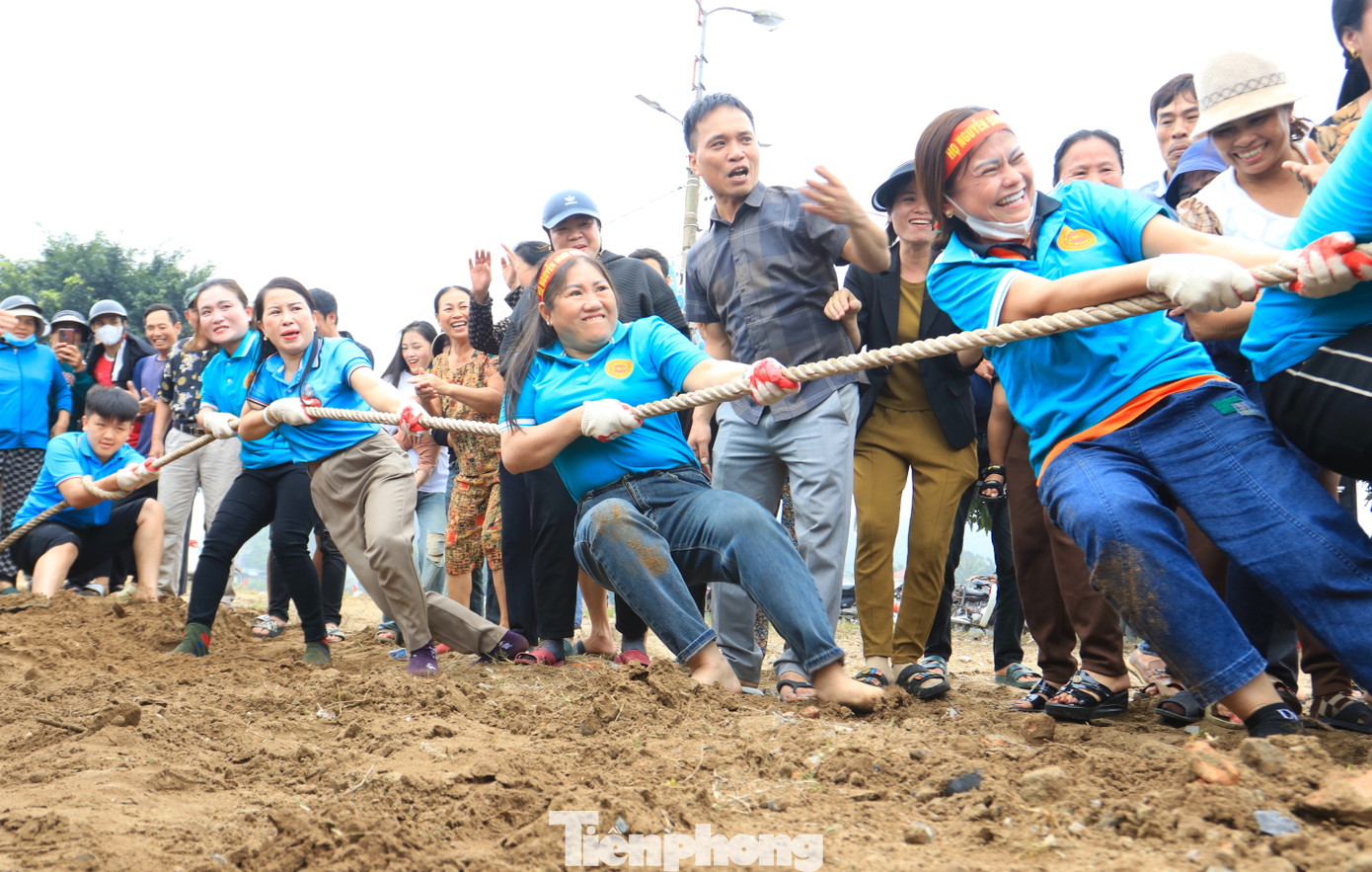 Trò chơi diễn ra hấp dẫn, các thành viên căng hết sức mình để cố gắng giành chiến thắng.