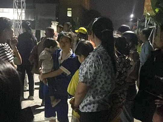 Hai đêm qua, hàng trăm người dân đã đến hỗ trợ gia đình với mong muốn sớm tìm thấy cháu bé.