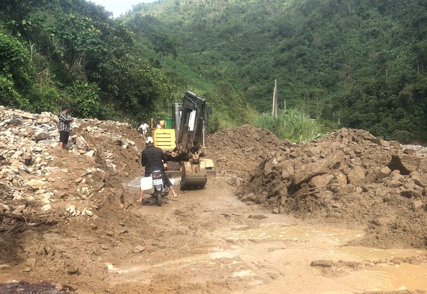 Lực lượng chức năng đang khẩn trương khắc phục thiệt hại trên các tuyến đường để người dân sớm có thể lưu thông qua lại.