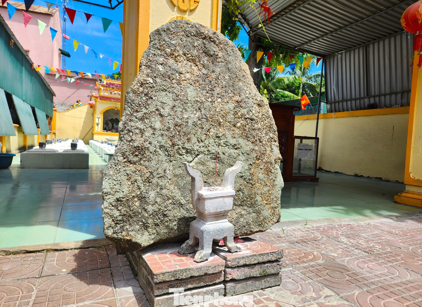 Trước khu nghĩa trang được dựng 1 hòn đá lớn và một tấm bia được tạc từ đá. Những người cao niên trong vùng cho biết, những tảng đá này được lấy từ ngoài biển về và để trước khu vực nghĩa trang. Trước khu nghĩa trang được dựng 1 hòn đá lớn và một tấm bia được tạc từ đá. Những người cao niên trong vùng cho biết, những tảng đá này được lấy từ ngoài biển về và để trước khu vực nghĩa trang.